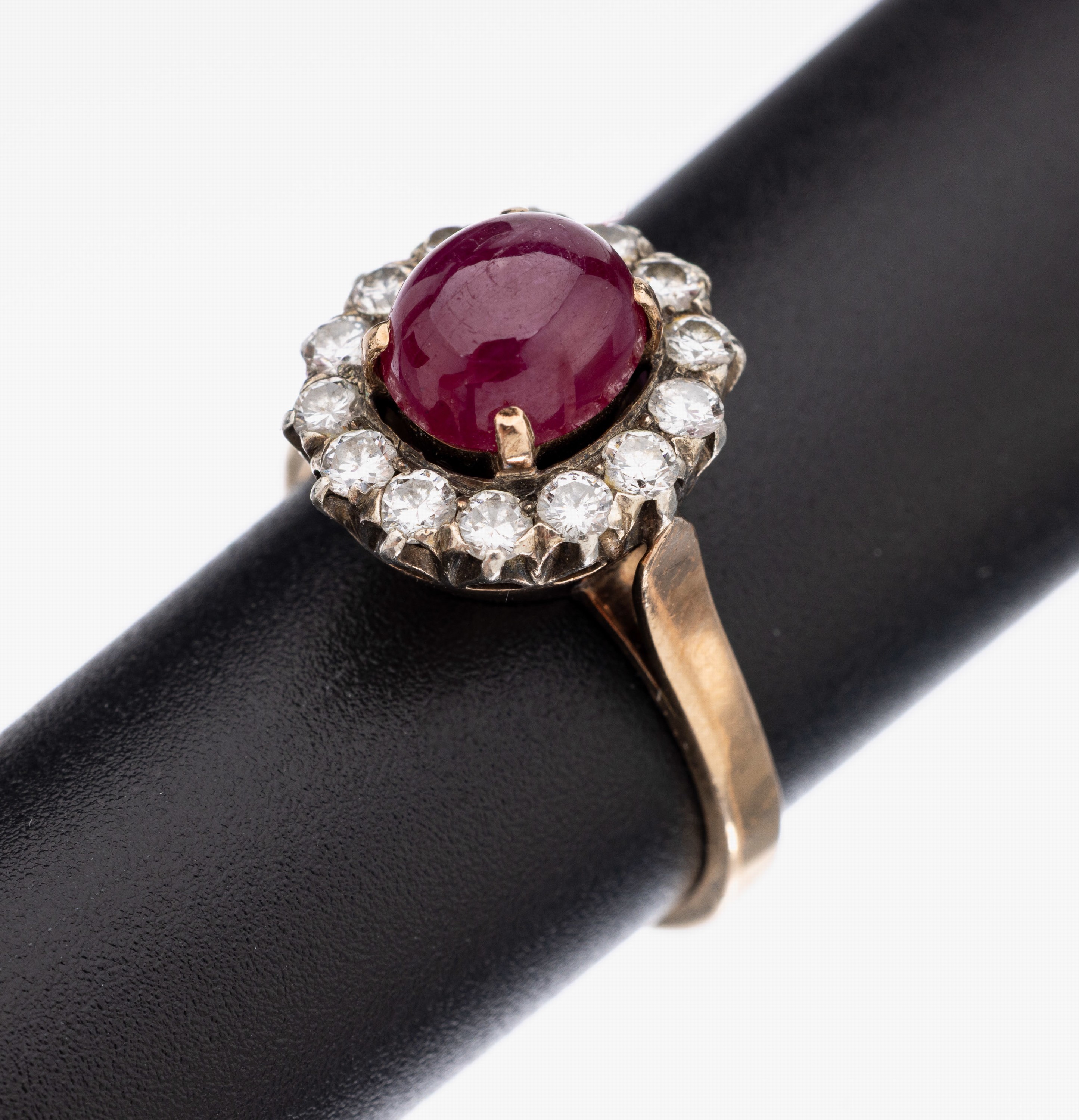 14 kt Gold Rubin-Brillant-Ring, GG 585/000 gepr., mittig ovaler Rubin-Cabochon ca. 2.0 ct, umgeben von 14 in Silber gefasste Brillanten zus. ca. ...