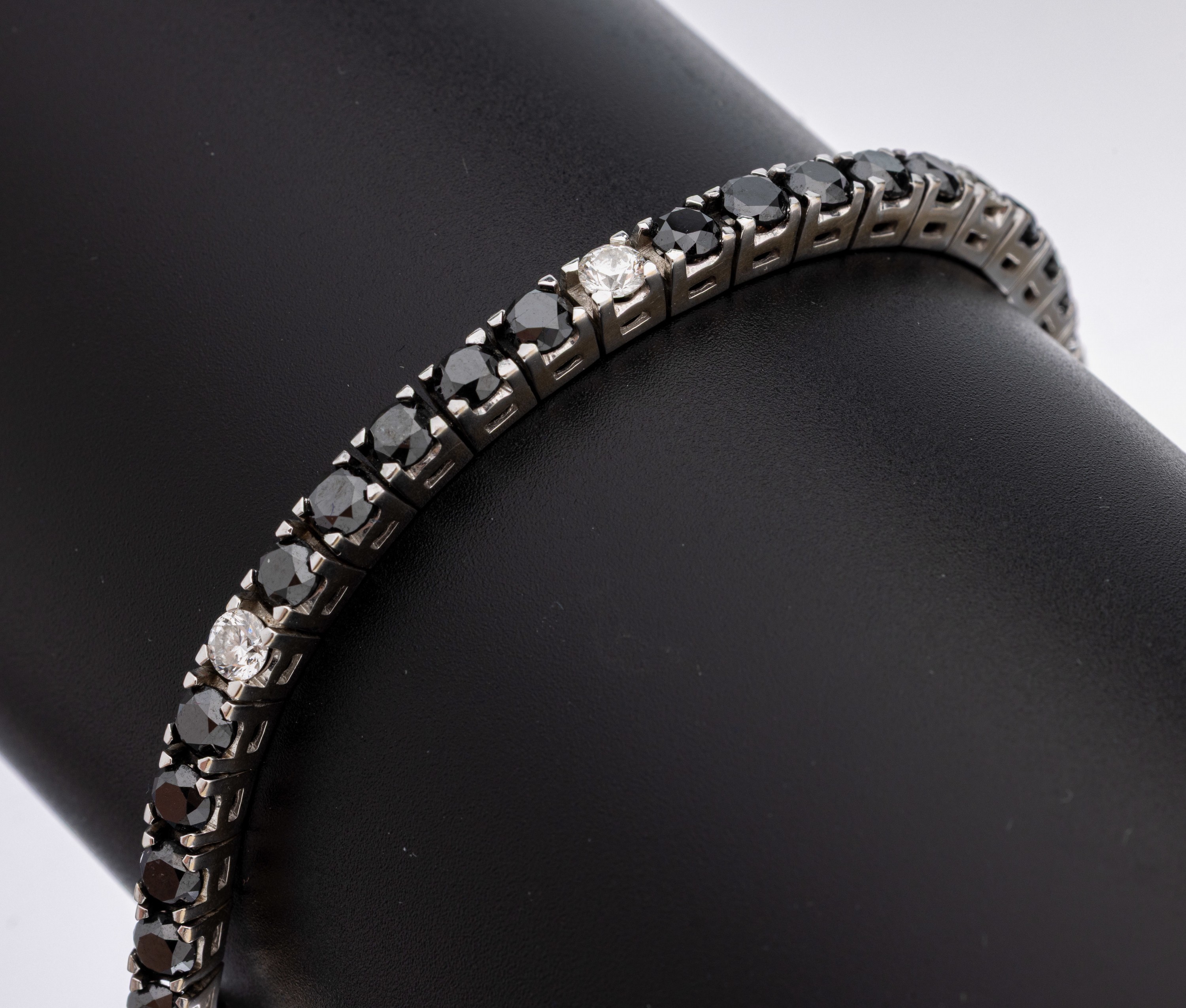 18 kt Gold Diamant-Armband, WG 750/000, 33 schwarze 8/8-Diamanten zus. ca. 6.60 ct (beh.), 7 Brillanten zus. ca. 1.40 ct Weiß/si-p1, L. ca. 18 cm, ...