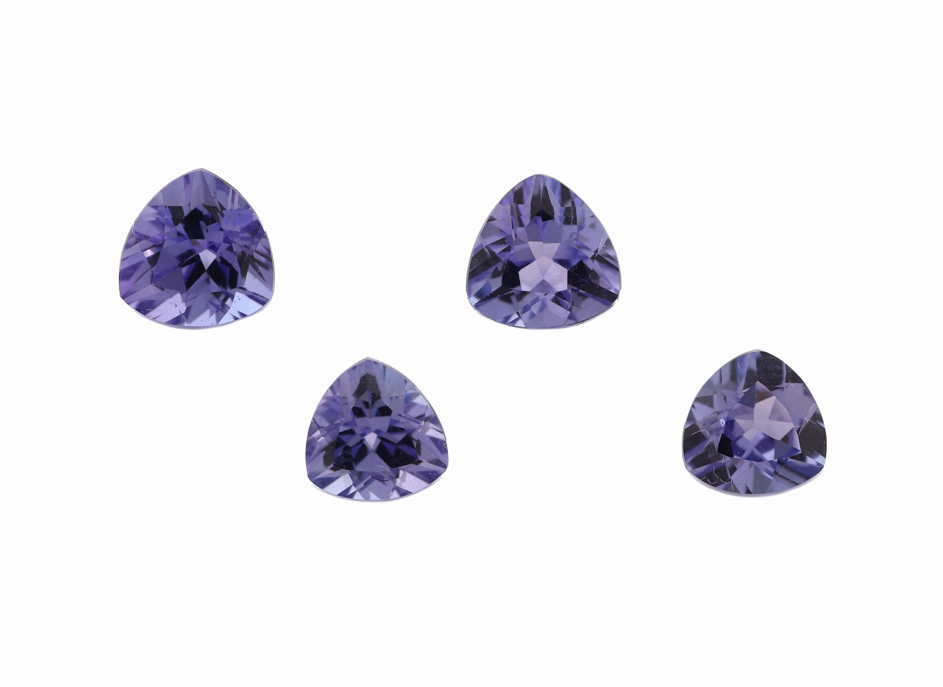 Lot 4 lose Tansanite, zus. ca. 1.16 ct, facett. Triangeln, sehr schöne Farbe