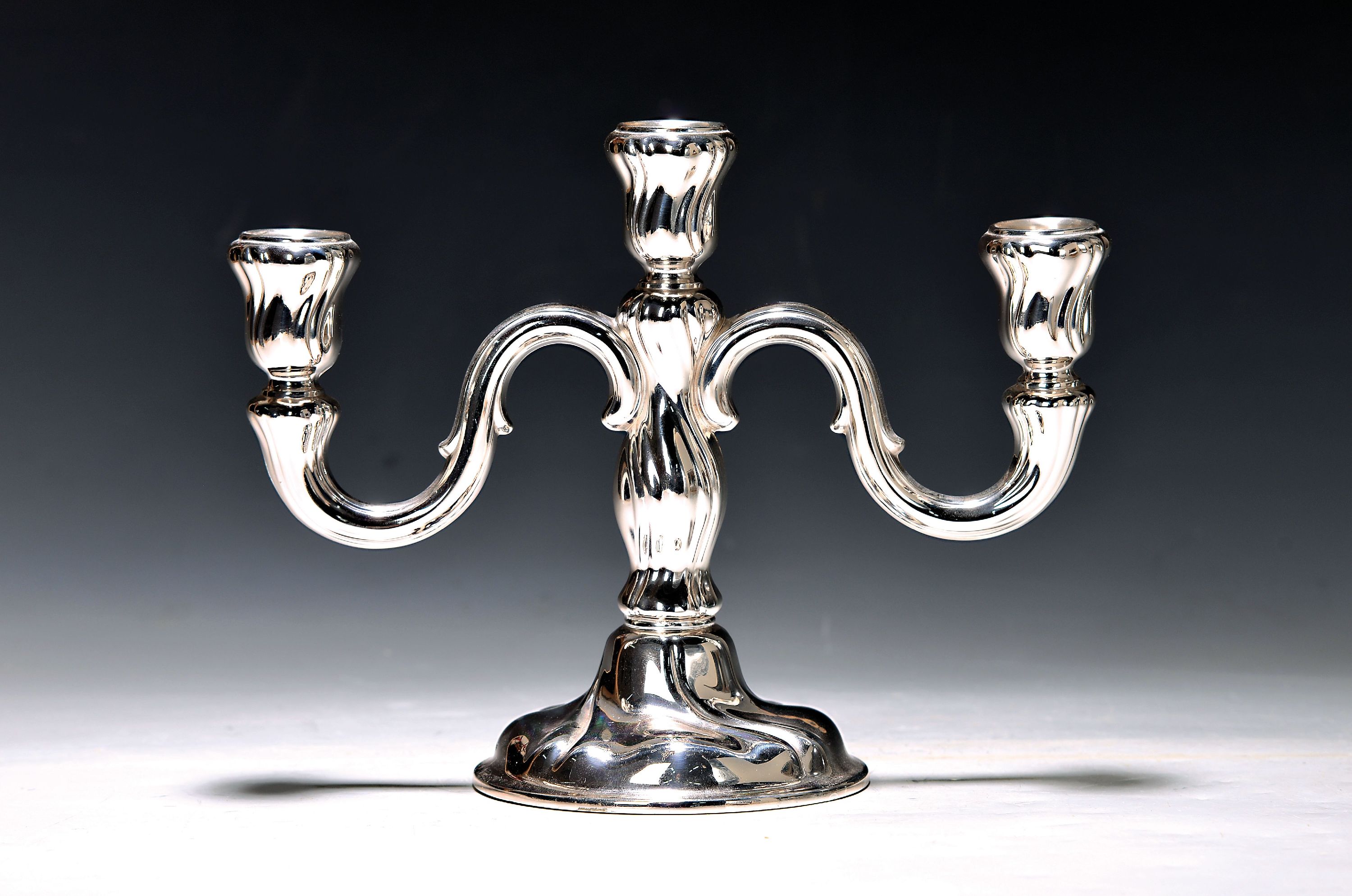 3-flammiger Silberleuchter, München, 20.Jh., 835er Silber, Boden gefüllt, barockisierend godroniert, 609g, H. 18 cm