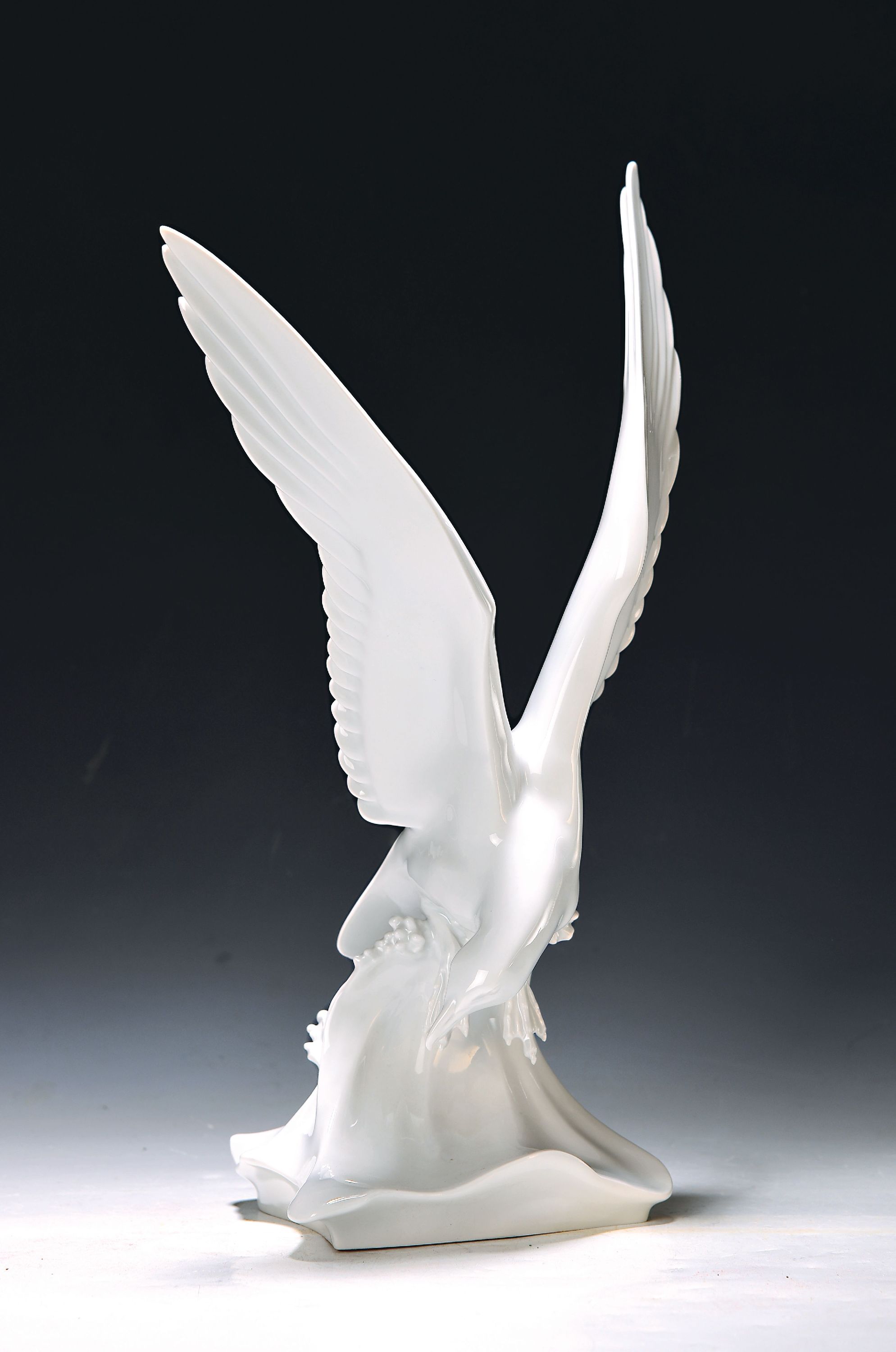 Porzellanfigur Möwe, Meissen, Entw. Max Esser 1937, 2.Hälfte 20.Jh., 2. Wahl, Weißporzellan, auf Holzsockel, Modellnr. A1118, H. 40 cm