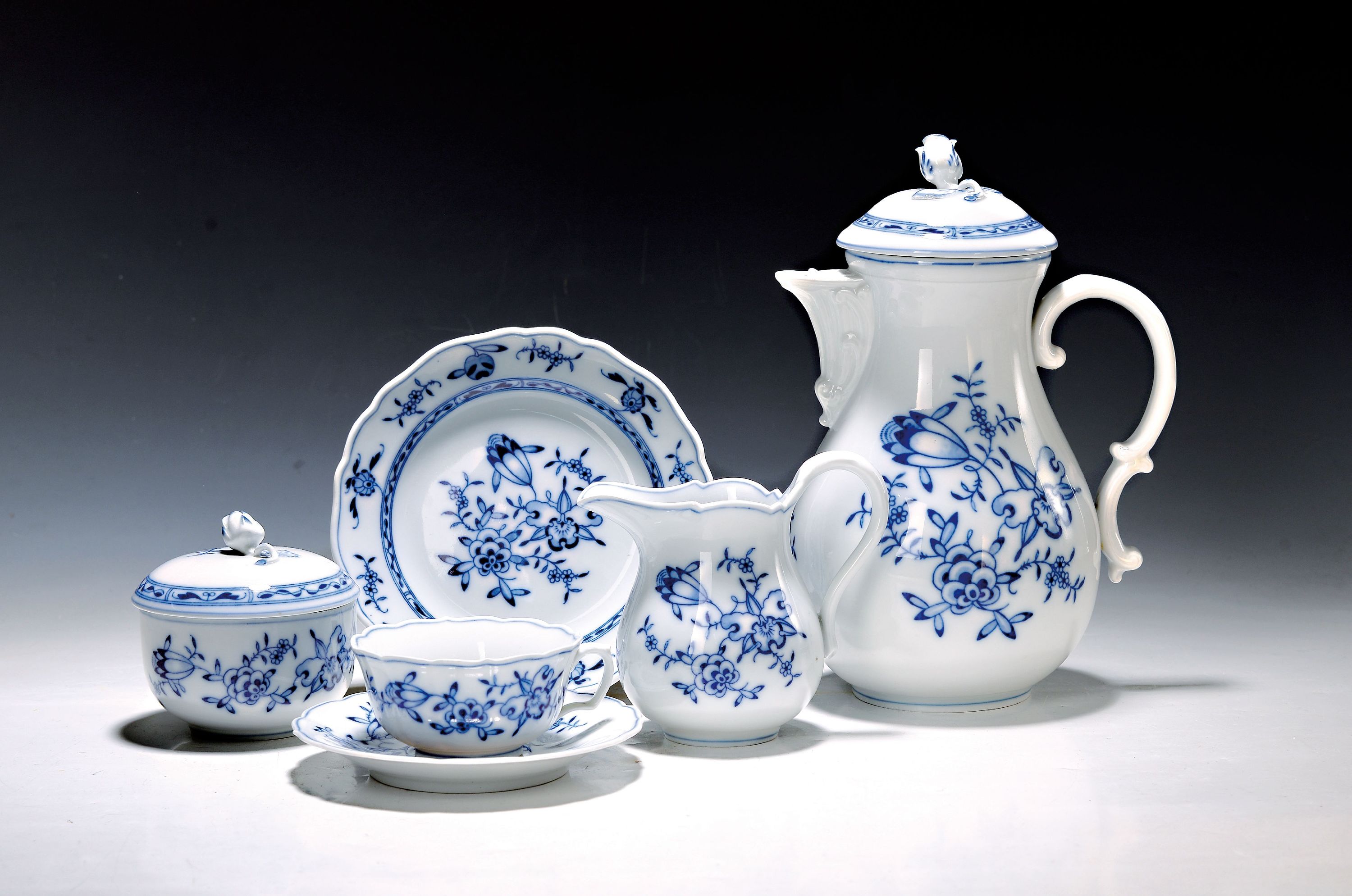 Serviceteile, Zwiebelmuster, Meissen, 20.Jh., 2.Wahl, Porzellan, unterglasurblauer Dekor, 1 Tasse mit 5 UT, 6 Kuchenteller, Sahnegießer, Zuckerdose, ...
