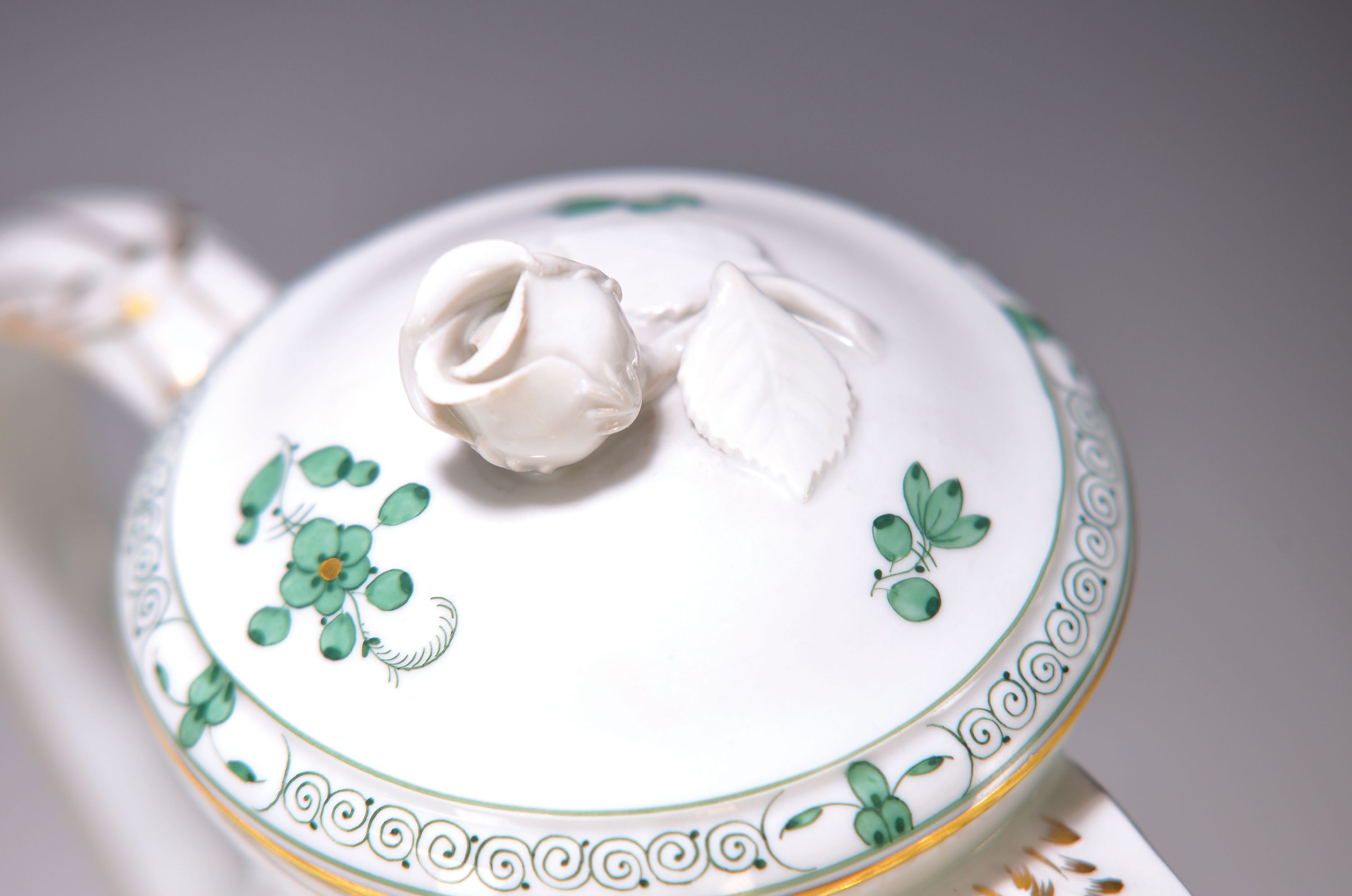 Detail a: Kaffeeservice indisch grün, Meissen, 20.Jh., 2. Wahl, Porzellan, Goldstaffage, 6 Tassen mit UT, 6 Teller D. 20,5 cm, Kaffeekanne, Sahnegießer und ...