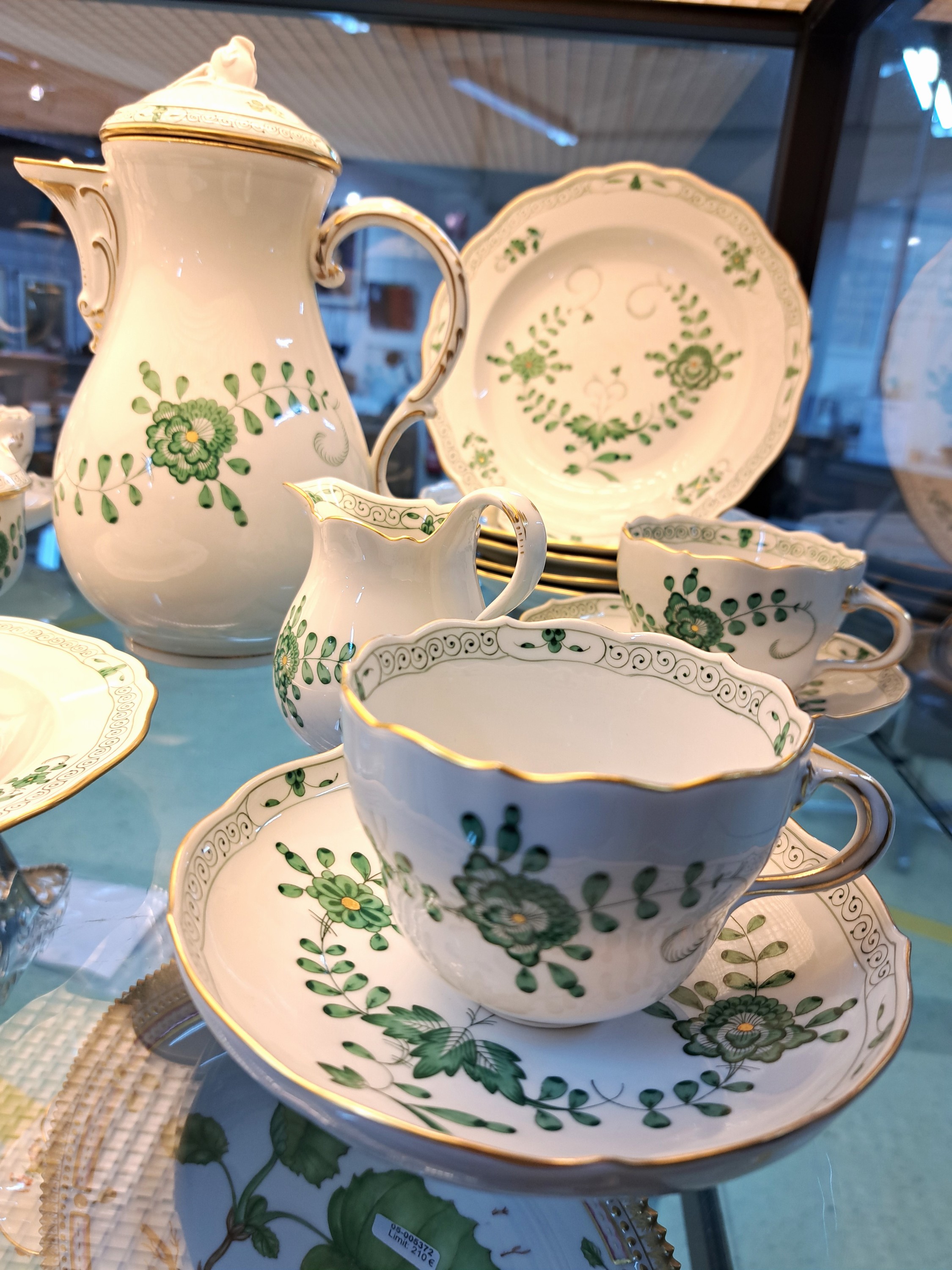 Detail b: Kaffeeservice indisch grün, Meissen, 20.Jh., 2. Wahl, Porzellan, Goldstaffage, 6 Tassen mit UT, 6 Teller D. 20,5 cm, Kaffeekanne, Sahnegießer und ...