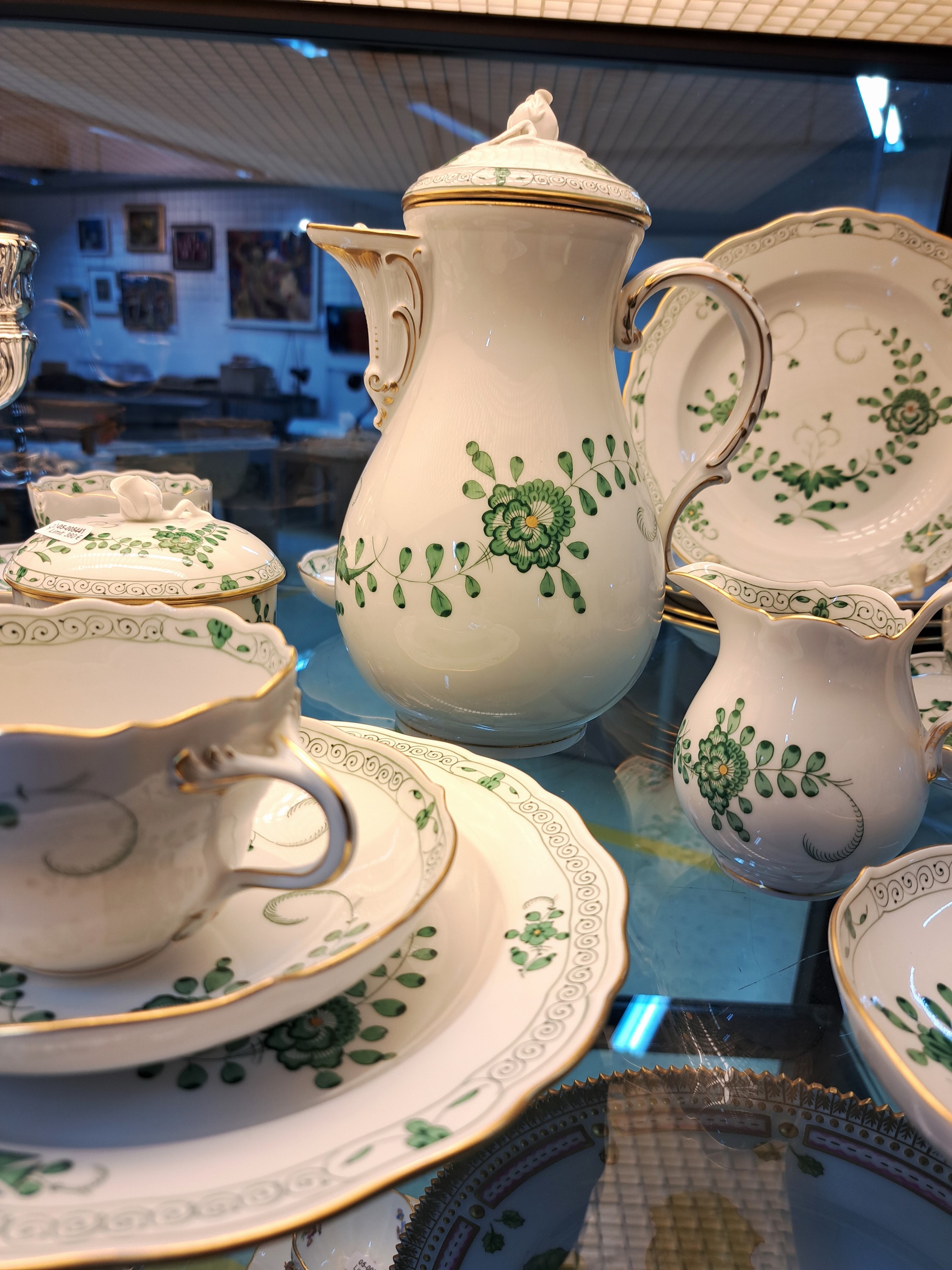 Detail c: Kaffeeservice indisch grün, Meissen, 20.Jh., 2. Wahl, Porzellan, Goldstaffage, 6 Tassen mit UT, 6 Teller D. 20,5 cm, Kaffeekanne, Sahnegießer und ...