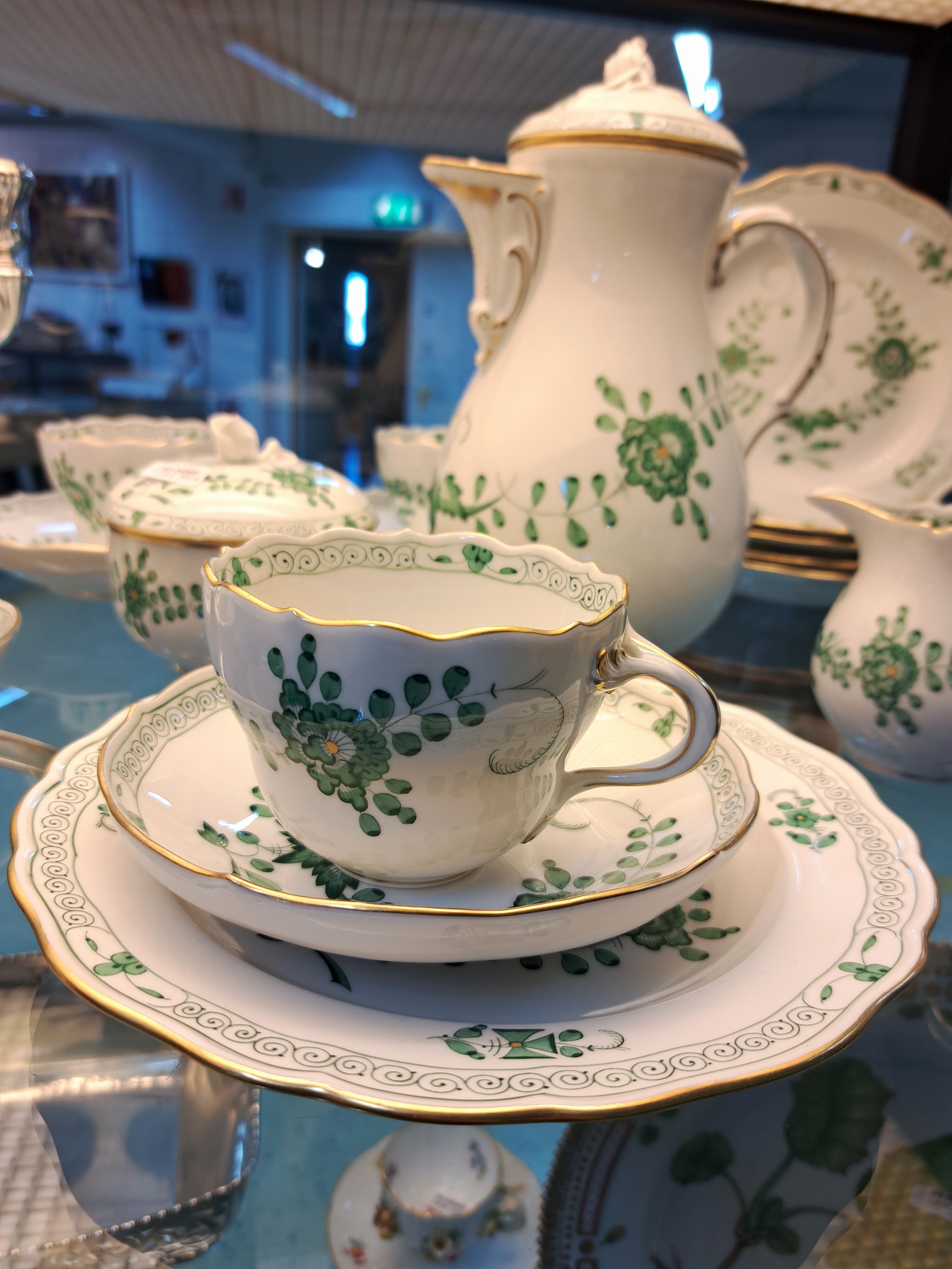 Detail d: Kaffeeservice indisch grün, Meissen, 20.Jh., 2. Wahl, Porzellan, Goldstaffage, 6 Tassen mit UT, 6 Teller D. 20,5 cm, Kaffeekanne, Sahnegießer und ...