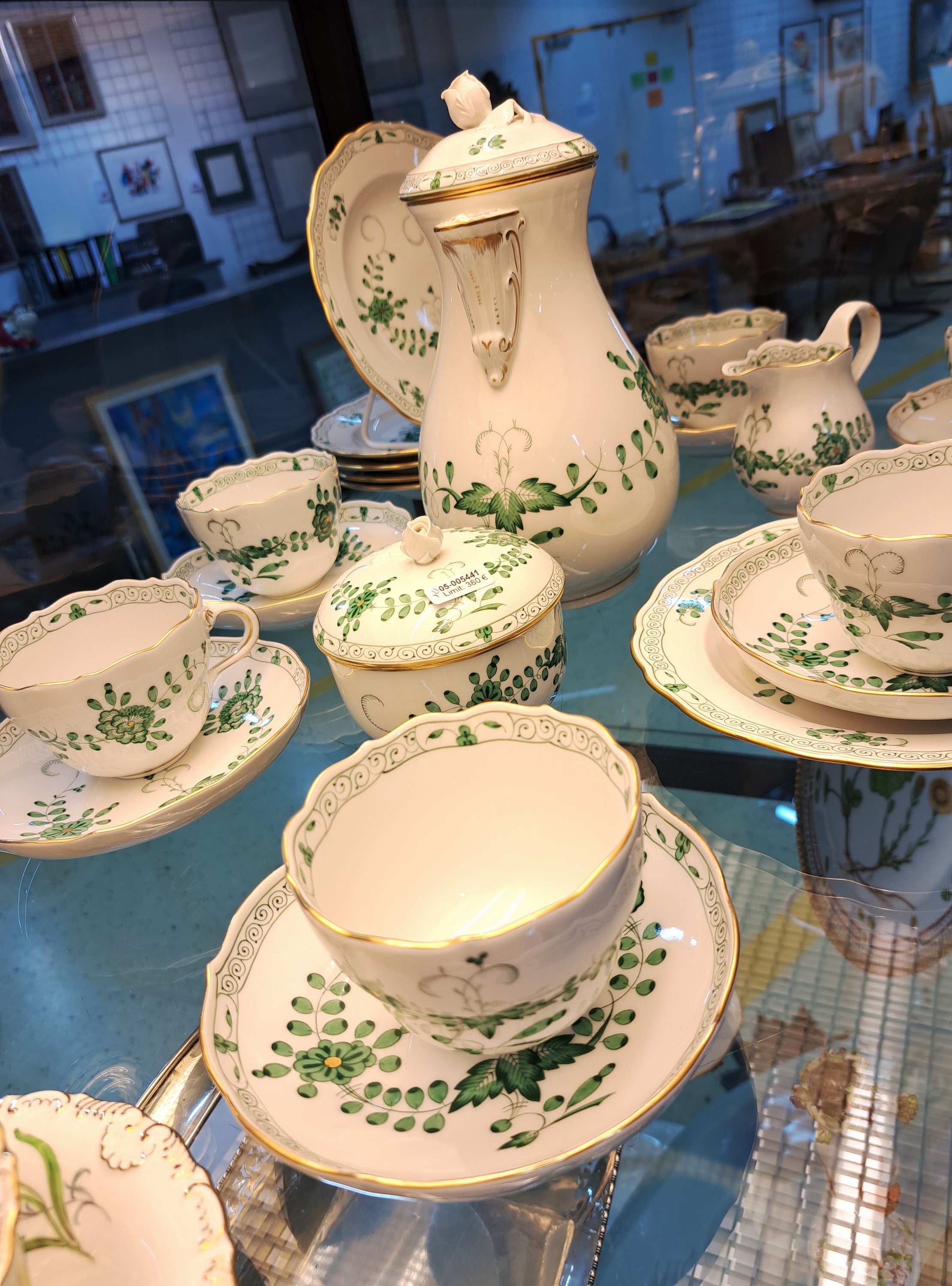 Detail e: Kaffeeservice indisch grün, Meissen, 20.Jh., 2. Wahl, Porzellan, Goldstaffage, 6 Tassen mit UT, 6 Teller D. 20,5 cm, Kaffeekanne, Sahnegießer und ...