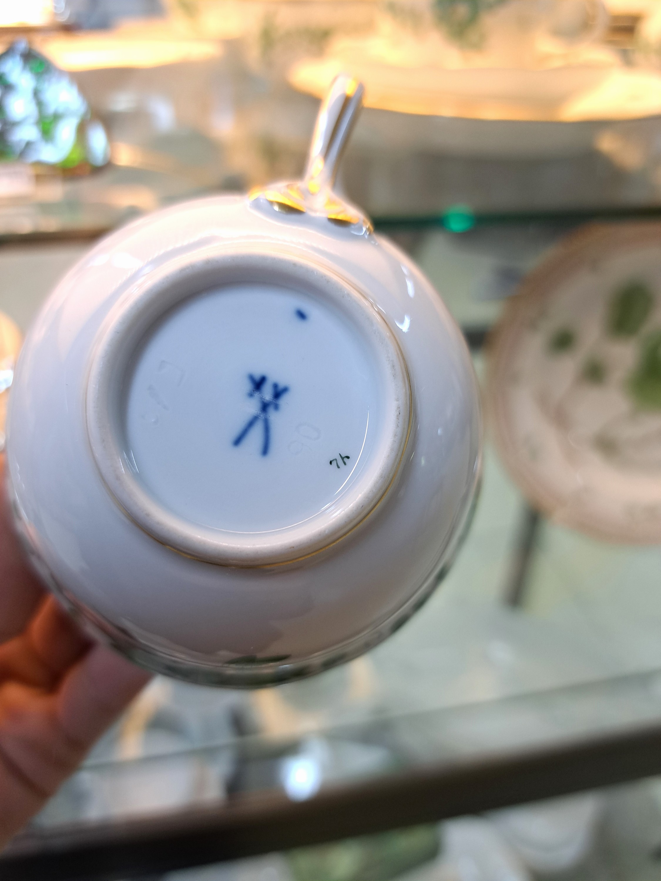 Detail f: Kaffeeservice indisch grün, Meissen, 20.Jh., 2. Wahl, Porzellan, Goldstaffage, 6 Tassen mit UT, 6 Teller D. 20,5 cm, Kaffeekanne, Sahnegießer und ...
