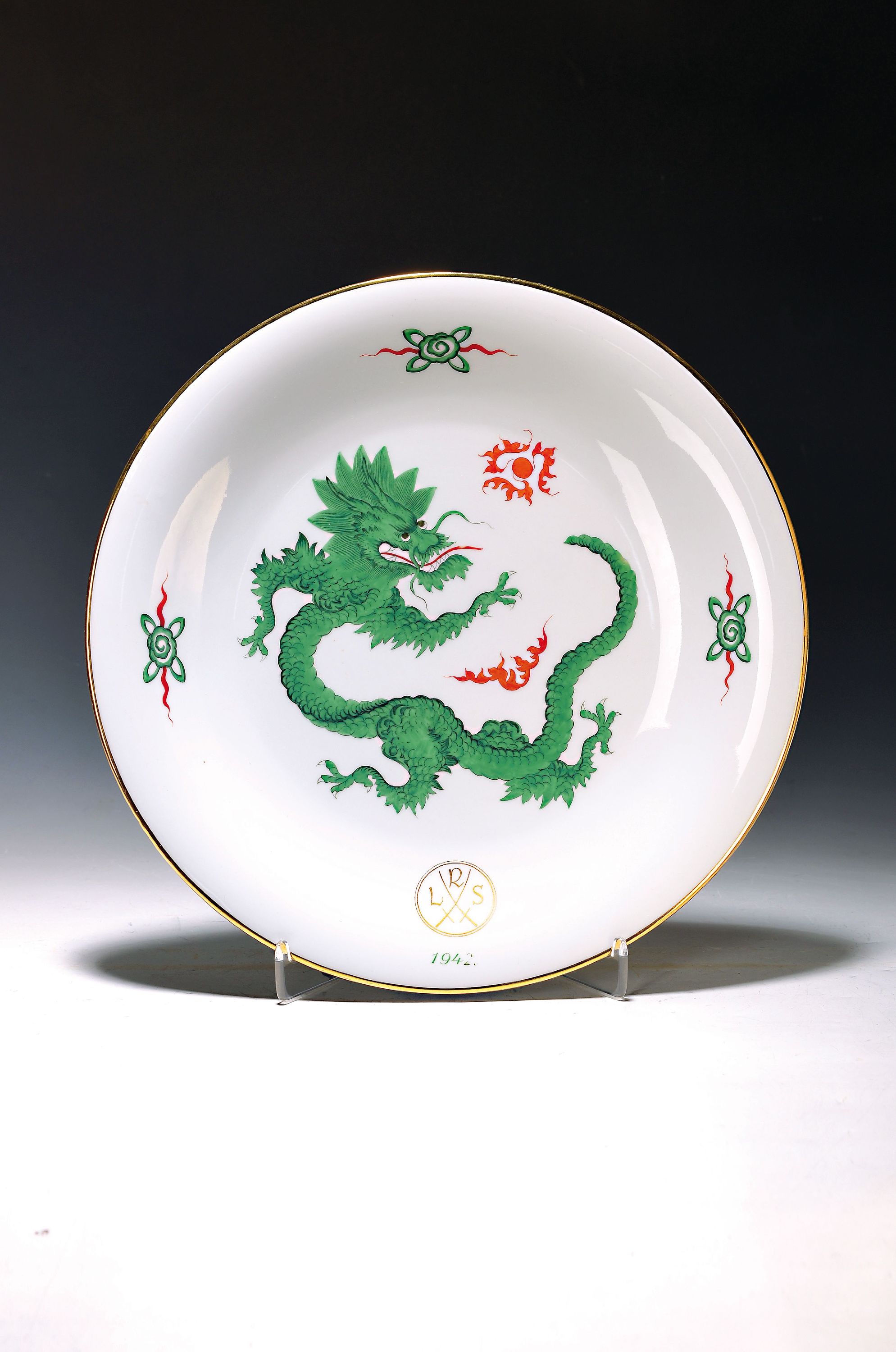 Große Platte mit Monogramm LRS und datiert 1942, Meissen, 20.Jh., 2. Wahl, Porzellan, grüner Drache, Goldrand, Front mit Monogramm -Kartusche, D. ...
