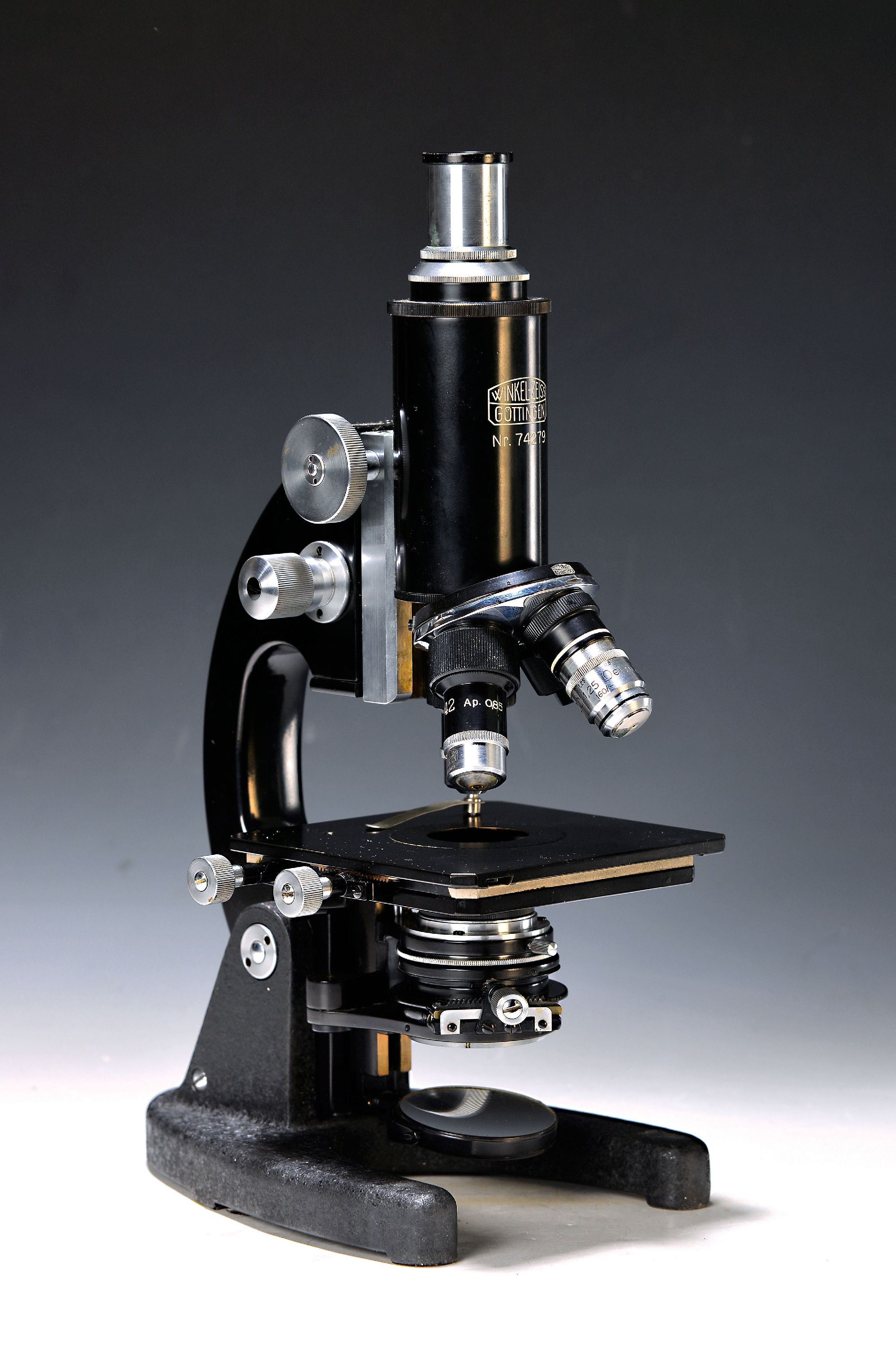 Mikroskop, Winkel-Zeiss, Göttingen, 1946-89, Nr. 74279, Okkulare x6 und x12, vier verschiedene Optiken, Päckchen Objektträger, in Holzkasten