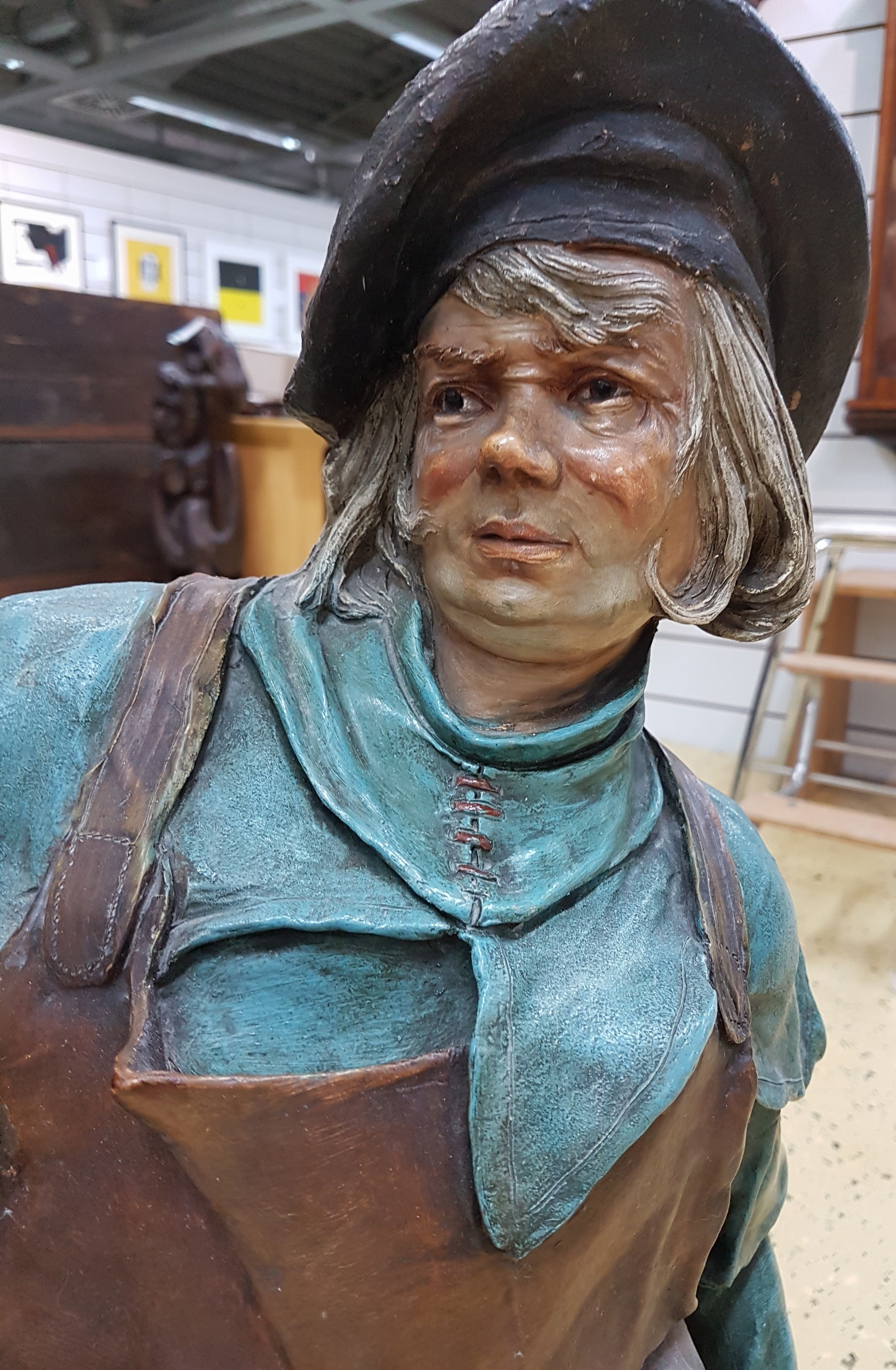 Detail b: Große Plastik "Kellermeister", Goldscheider, Wien, um 1900, Keramik, farbig staffiert, Modellnr. 483, verso bezeichnet, H. 83 cm