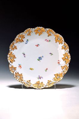 Image 26929468 - Prunkplatte, Meissen, 20.Jh., 2. Wahl, Porzellan, Goldstaffage, Rand mit Efeu-Relief, ...