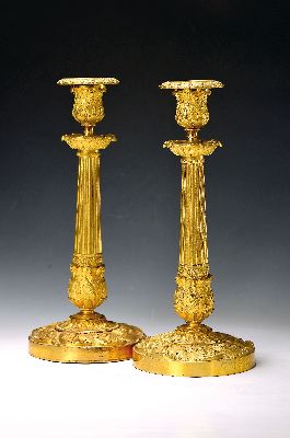 Image 26929472 - Paar Kerzenleuchter, Frankreich, 1820/30, Bronze vergoldet, Akanthusblattdekor, H. ca. ...
