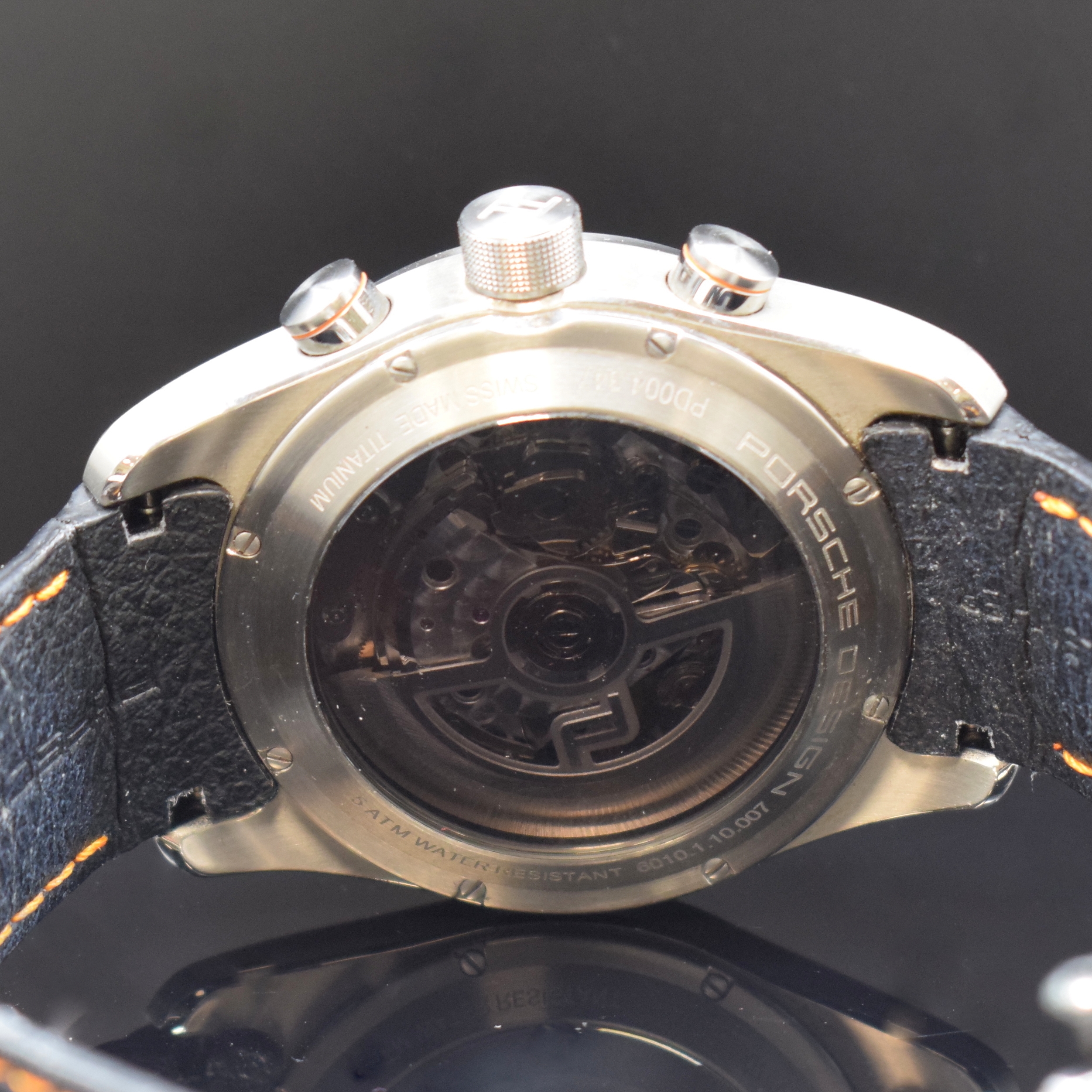 Detail d: PORSCHE DESIGN Chronotimer Series 1 Tangerine Armbandchronograph Referenz 6010.1.10.007, Schweiz um 2020, Automatik, beids. vergl. Titangeh., Boden ...
