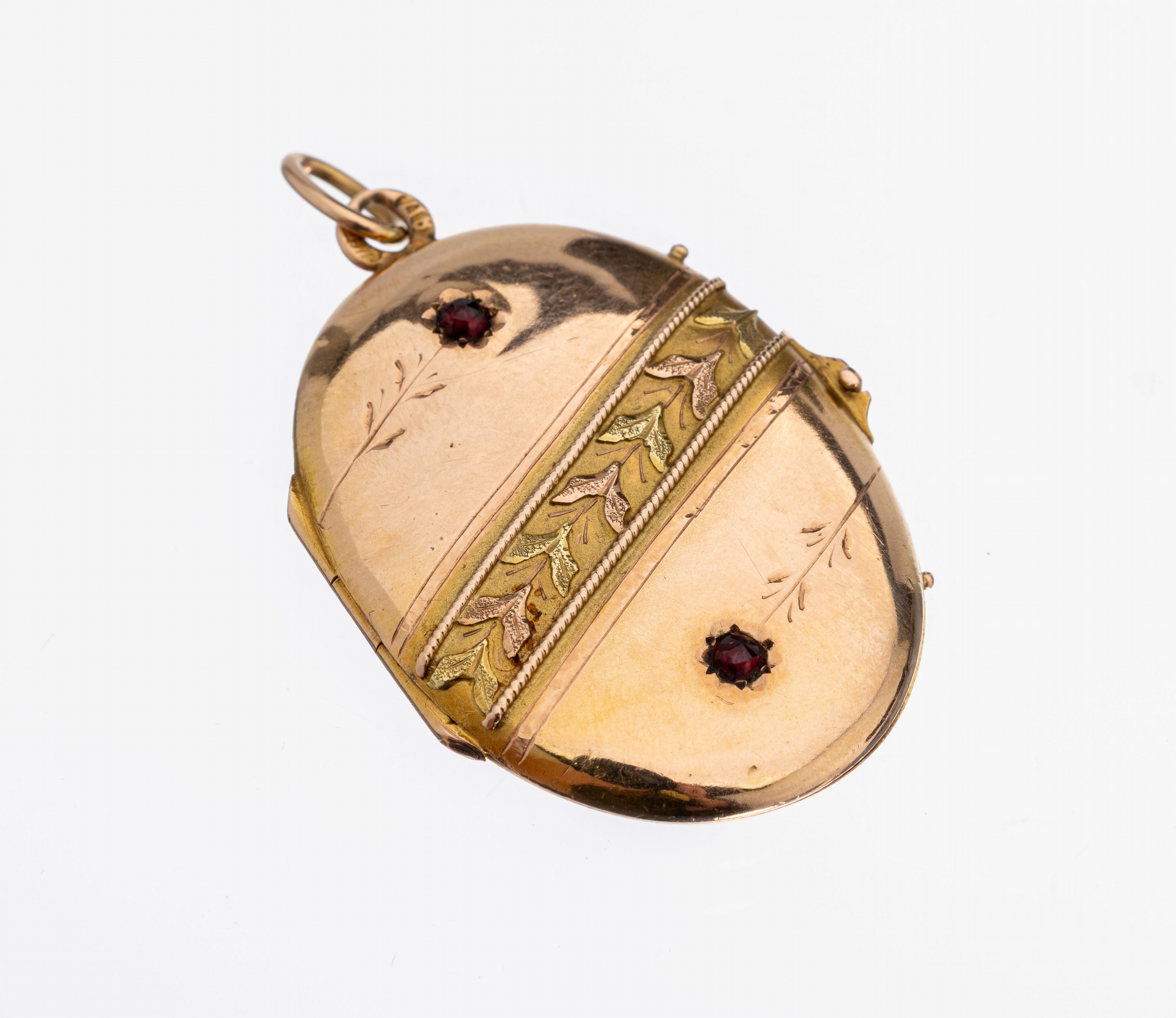 14 kt Gold Medaillon-Anhänger, Russland um 1890-1900, GG/RG 583/000, grav., Blüten mitrundfacett. Granaten, Oberfläche verbeult, ca.6.4 g