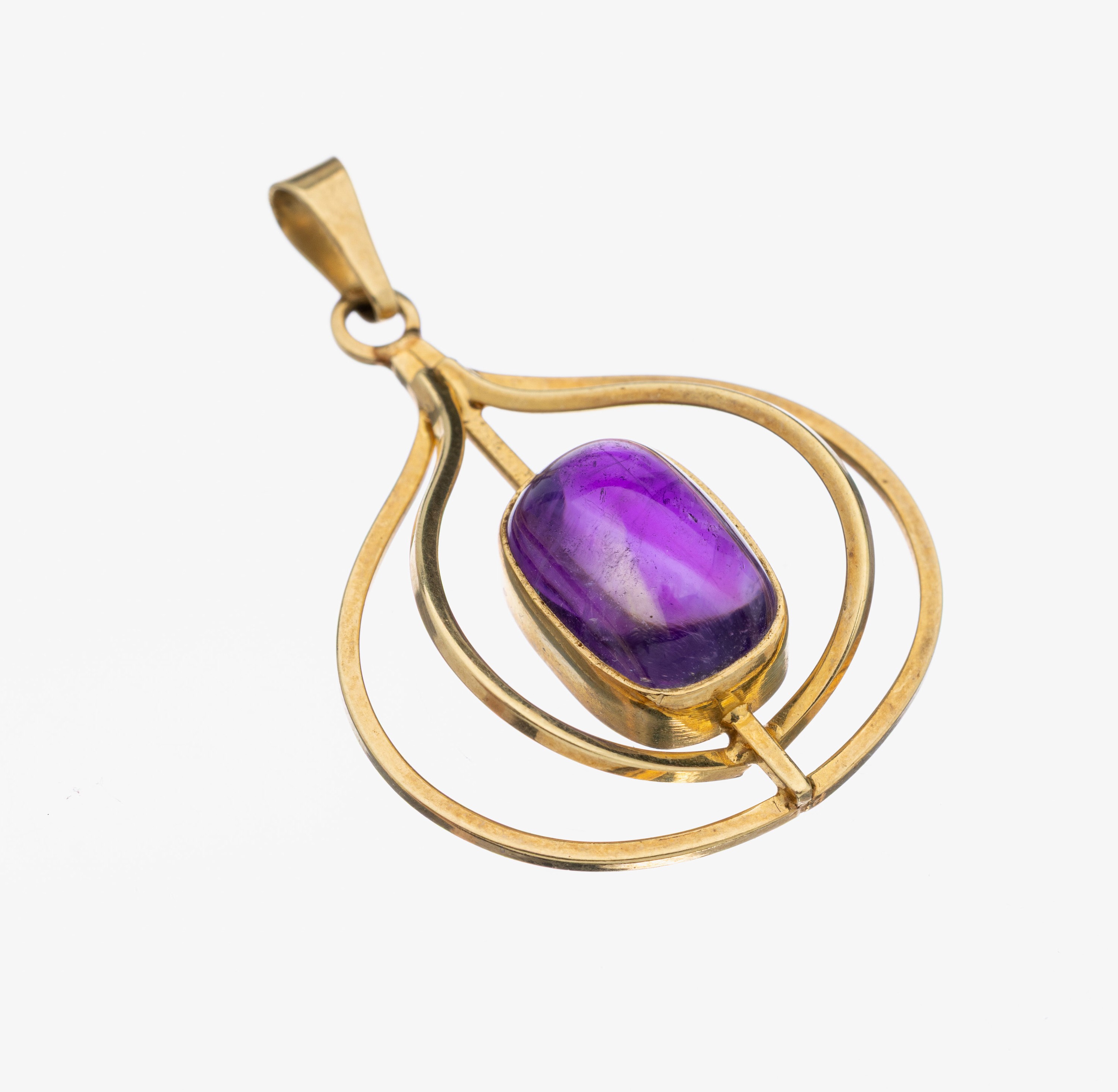 14 kt Gold Amethyst-Anhänger, GG 585/000, ovaler Amethystcabochon, ca. 4 x 3 cm, ca. 4.7g