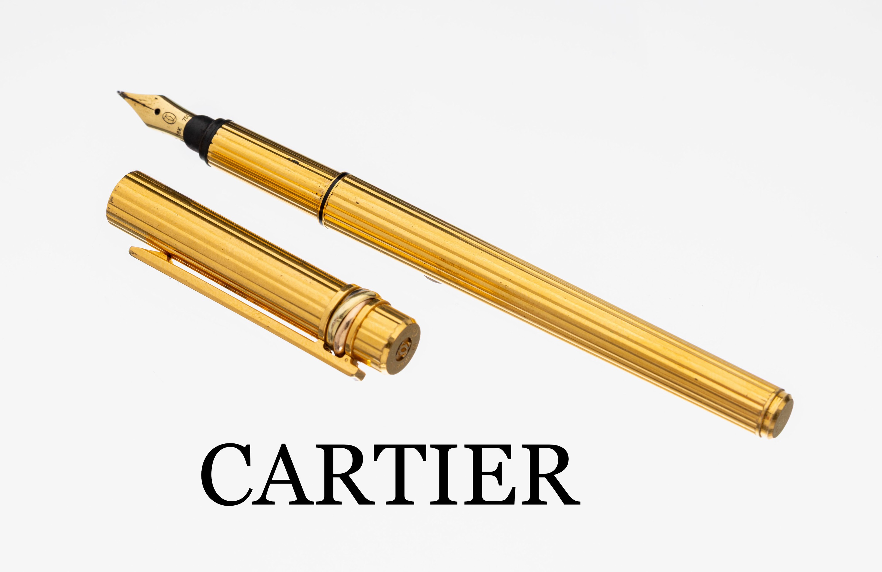 CARTIER Füller, Serie Trinity, Metall verg., Oberfläche gerieft, Klammer roter Hartlack, 18 kt Gold Feder, Gebr.-Spuren
