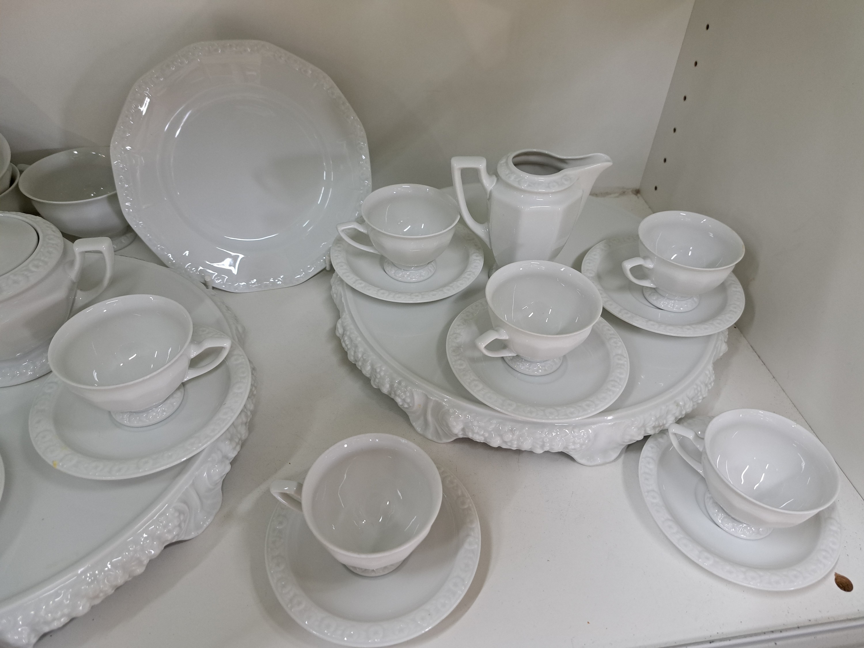 Detail c: Kaffee-, Tee- u. Mokkaservice, Maria Weiß, Rosenthal, Classic Rose, für 12 Personen, 12 Tassen mit UT, 12 Kuchenteller D. 20cm, 12 Mokkatassen mit ...