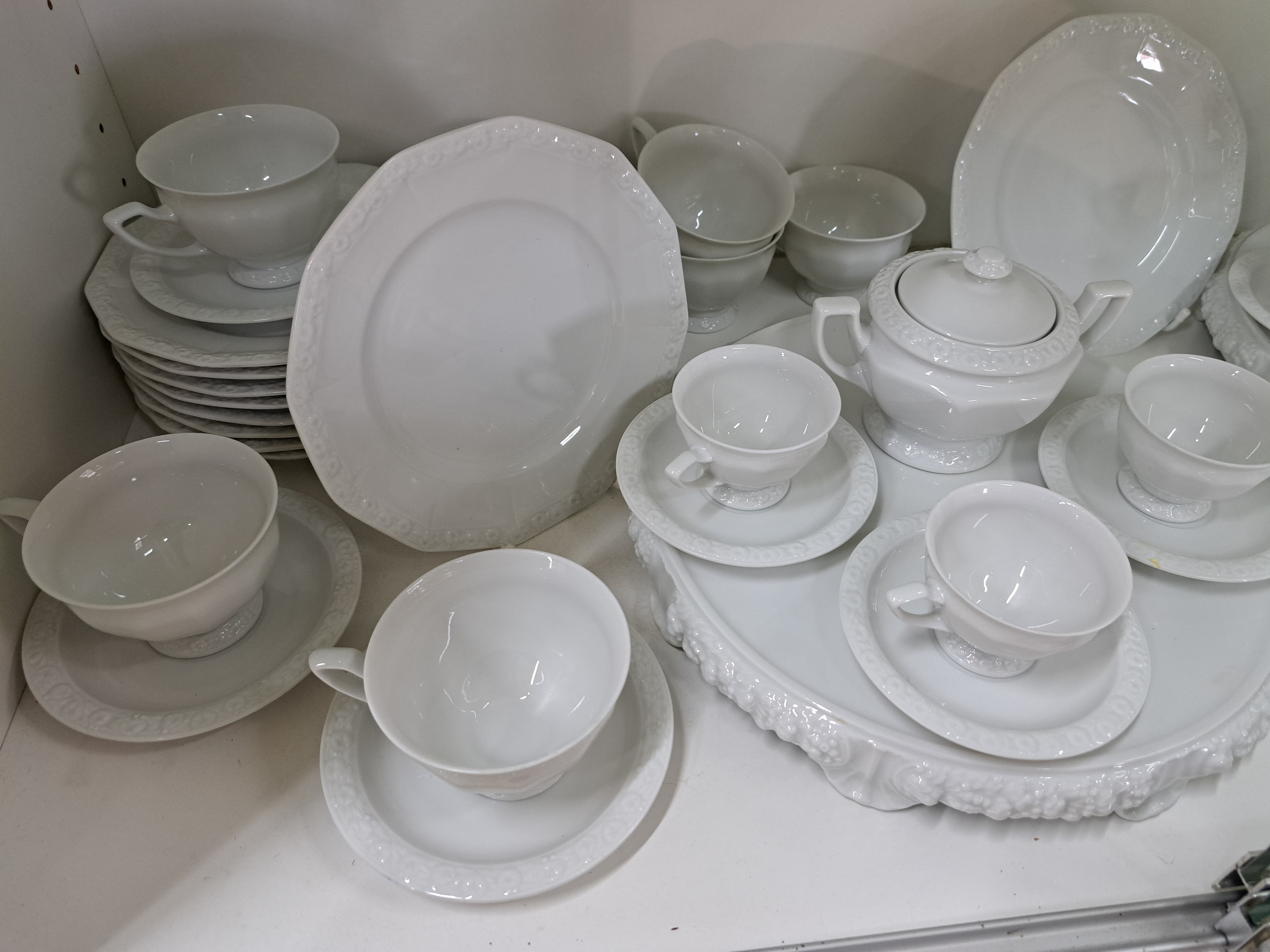 Detail d: Kaffee-, Tee- u. Mokkaservice, Maria Weiß, Rosenthal, Classic Rose, für 12 Personen, 12 Tassen mit UT, 12 Kuchenteller D. 20cm, 12 Mokkatassen mit ...
