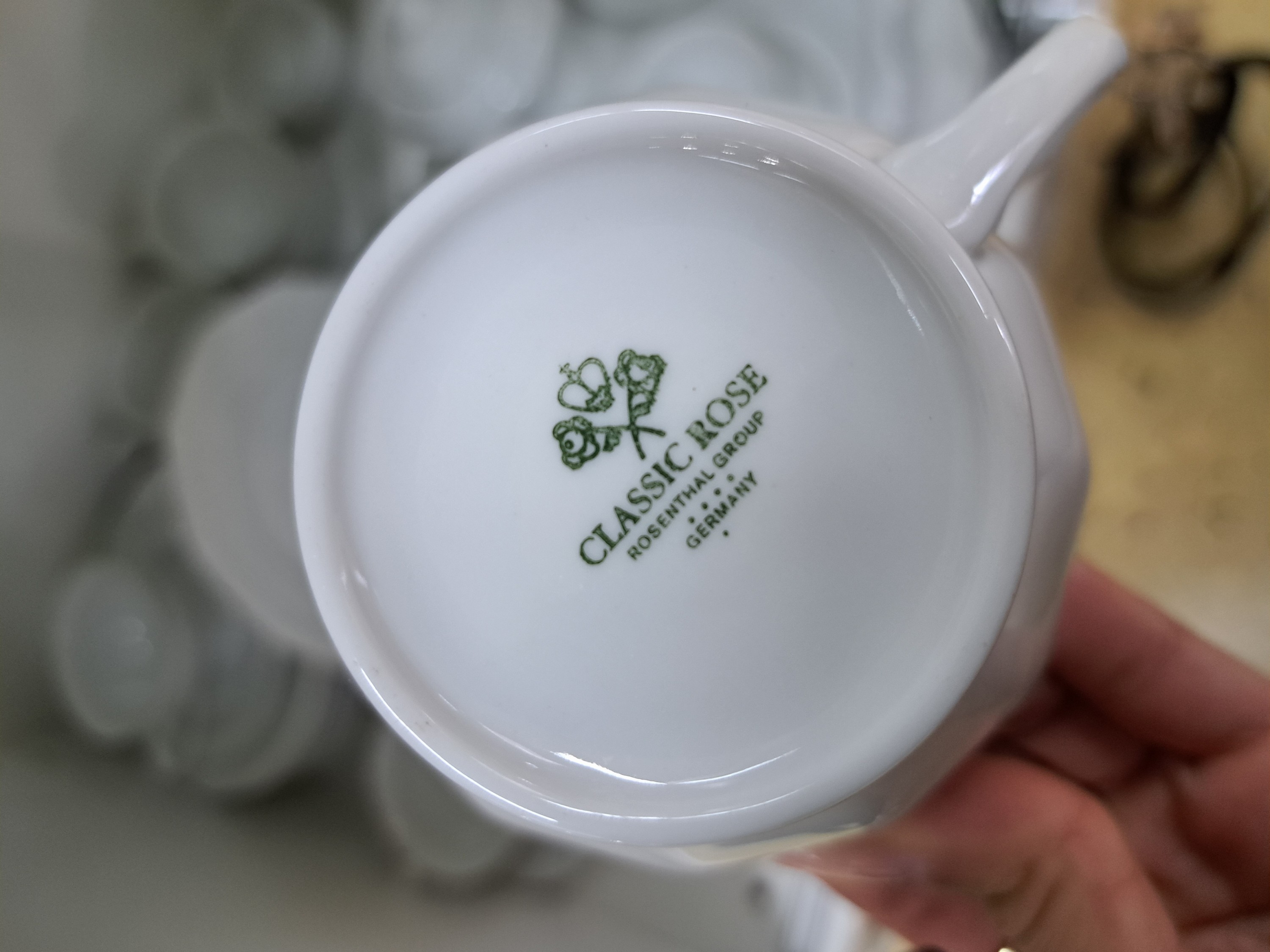 Detail e: Kaffee-, Tee- u. Mokkaservice, Maria Weiß, Rosenthal, Classic Rose, für 12 Personen, 12 Tassen mit UT, 12 Kuchenteller D. 20cm, 12 Mokkatassen mit ...