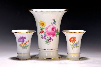 Image 26929530 - 3 Trichtervasen, Meissen, 20.Jh., Porzellan,Goldrand, Malerei Alpenblümchen bzw. ...