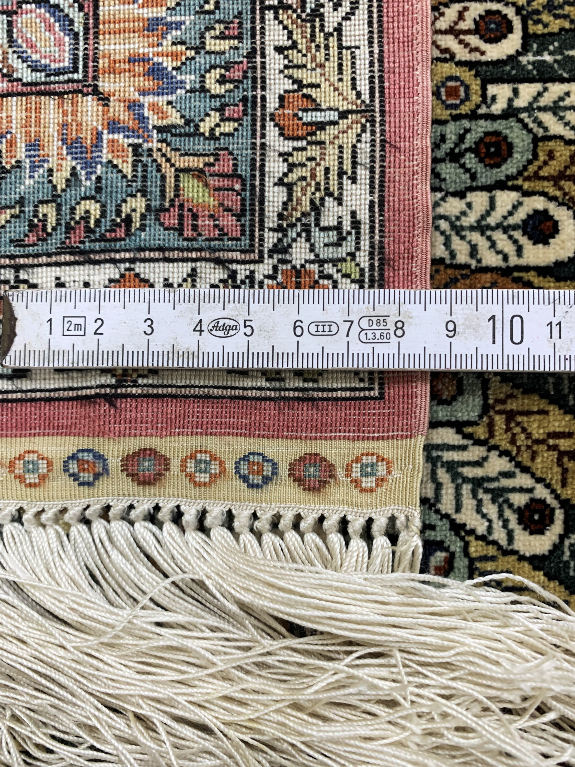 Detail e: Hereke Seide fein, China, Ende 20.Jhd., reine Naturseide, ca. 120 x 78 cm, ca. 1,0 Mio. Kn/qm, EHZ: 1-2