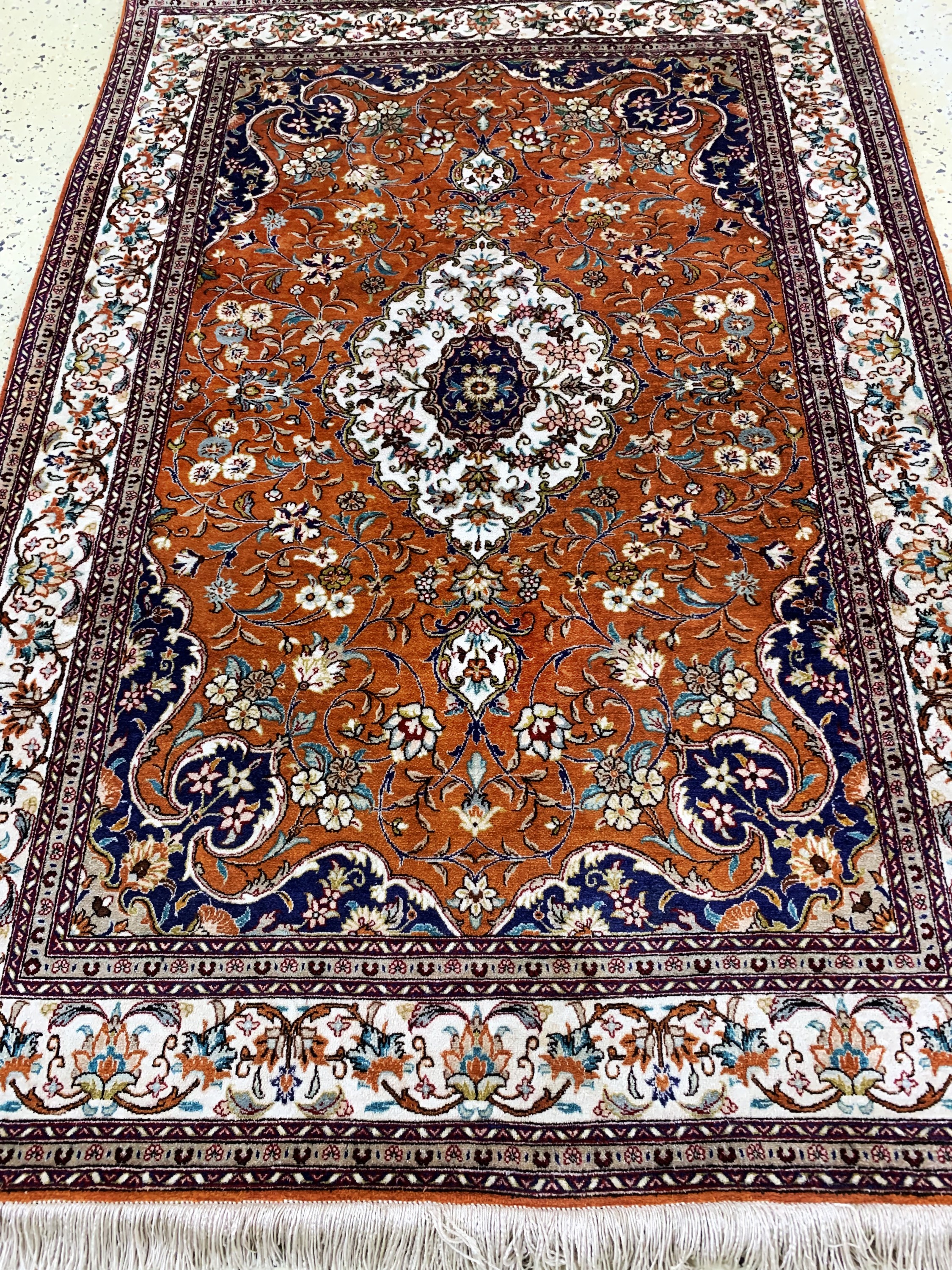 Detail d: Ghom Seide fein, Persien, Ende 20.Jhd., reine Naturseide, ca. 147 x 102 cm, ca. 1,0 Mio. Kn/qm, EHZ: 1-2