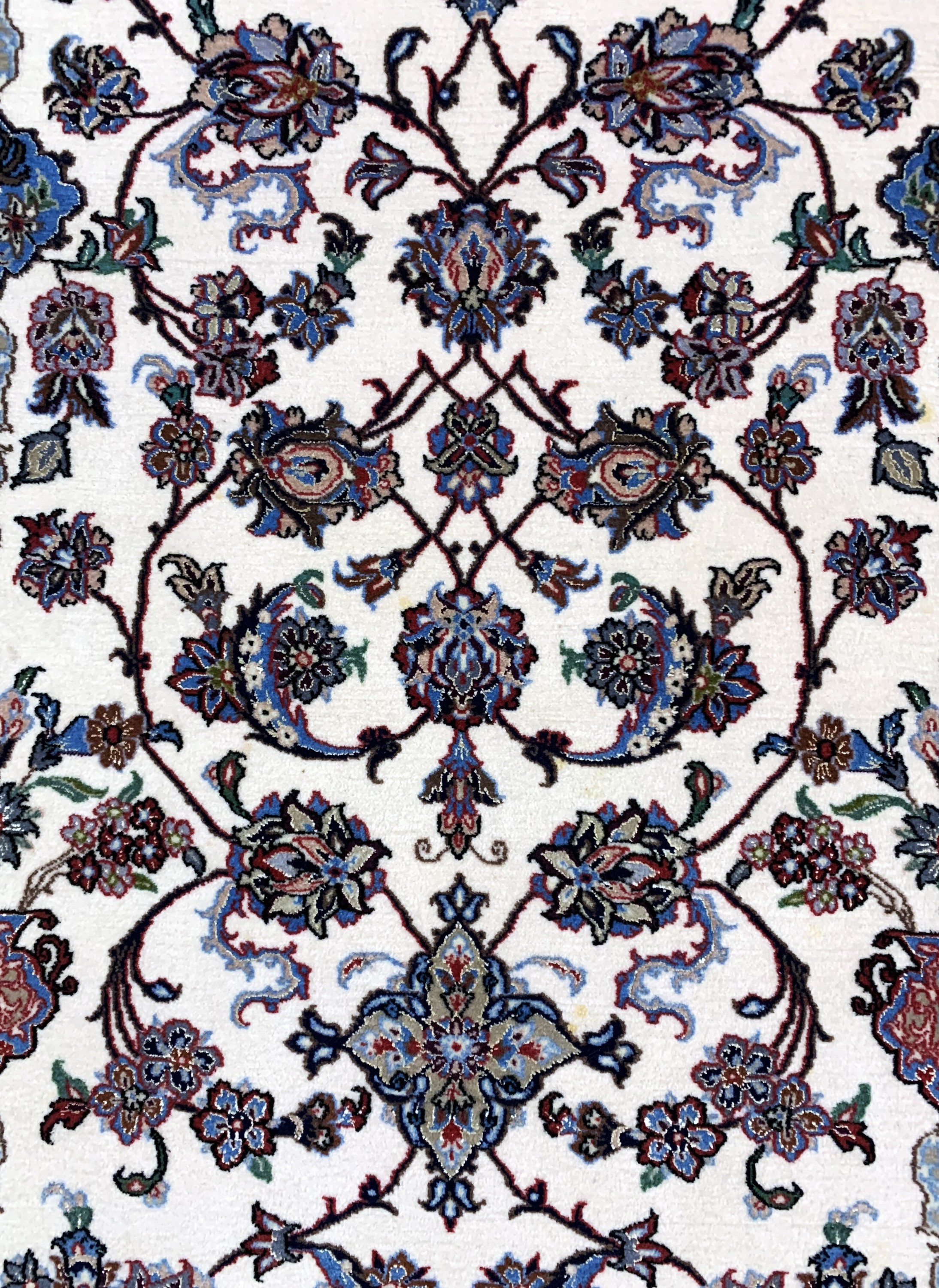 Detail b: Esfahan fein, Persien, Ende 20.Jhd., Korkwolle mit und auf Seide, ca. 125 x 78 cm, EHZ: 2, kleine Flecken & Mottenfraß