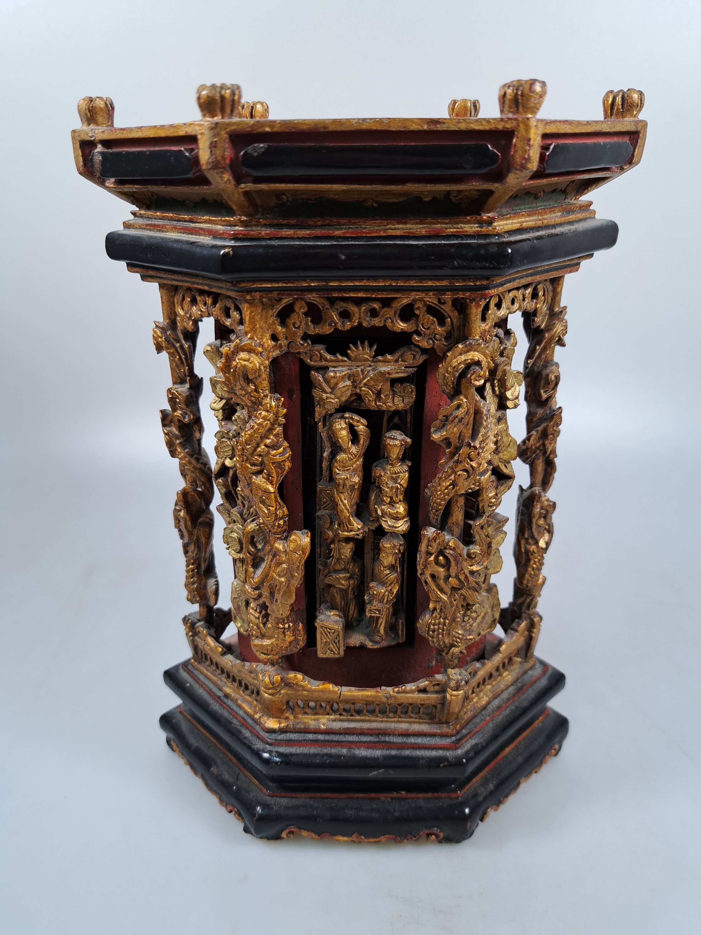 Detail a: Kleiner Lack-Schrein, China, Anfang 20.Jh., Holz, schwarz und rot gelackt, Schnitzereien mit mythologischen Szenen und Figuren, l. best., H. 23 cm