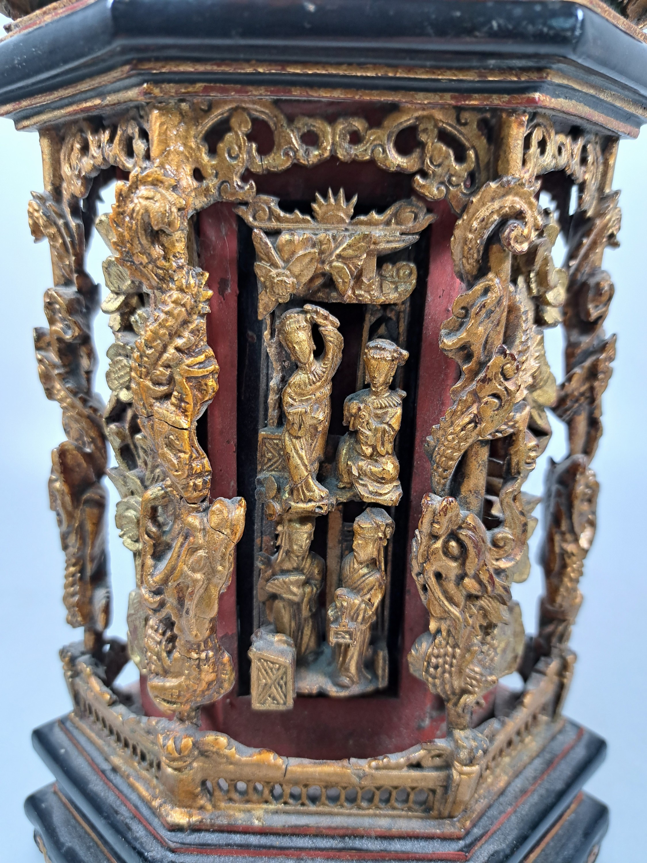 Detail b: Kleiner Lack-Schrein, China, Anfang 20.Jh., Holz, schwarz und rot gelackt, Schnitzereien mit mythologischen Szenen und Figuren, l. best., H. 23 cm