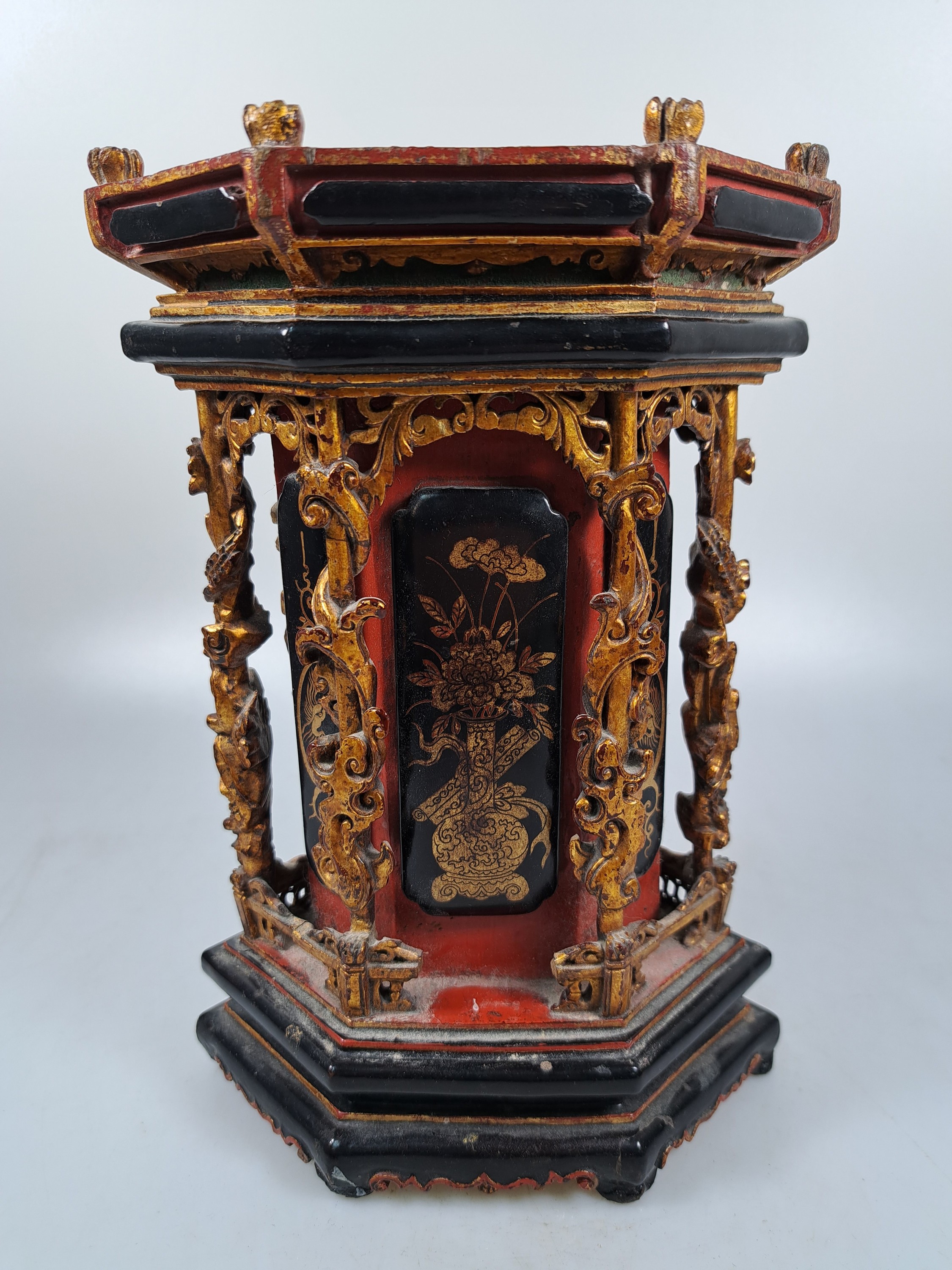 Detail c: Kleiner Lack-Schrein, China, Anfang 20.Jh., Holz, schwarz und rot gelackt, Schnitzereien mit mythologischen Szenen und Figuren, l. best., H. 23 cm