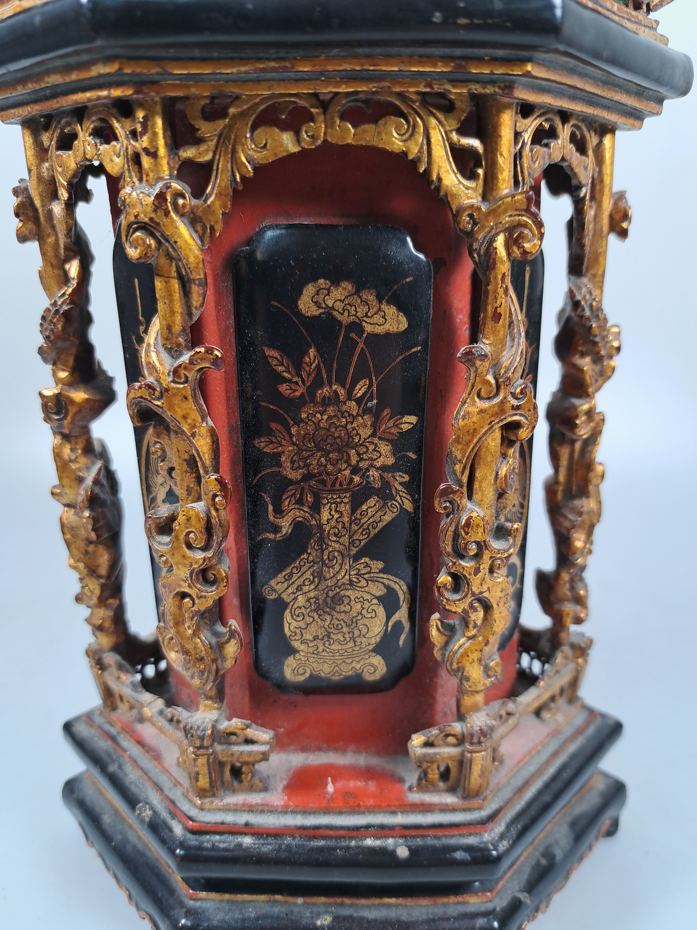 Detail d: Kleiner Lack-Schrein, China, Anfang 20.Jh., Holz, schwarz und rot gelackt, Schnitzereien mit mythologischen Szenen und Figuren, l. best., H. 23 cm