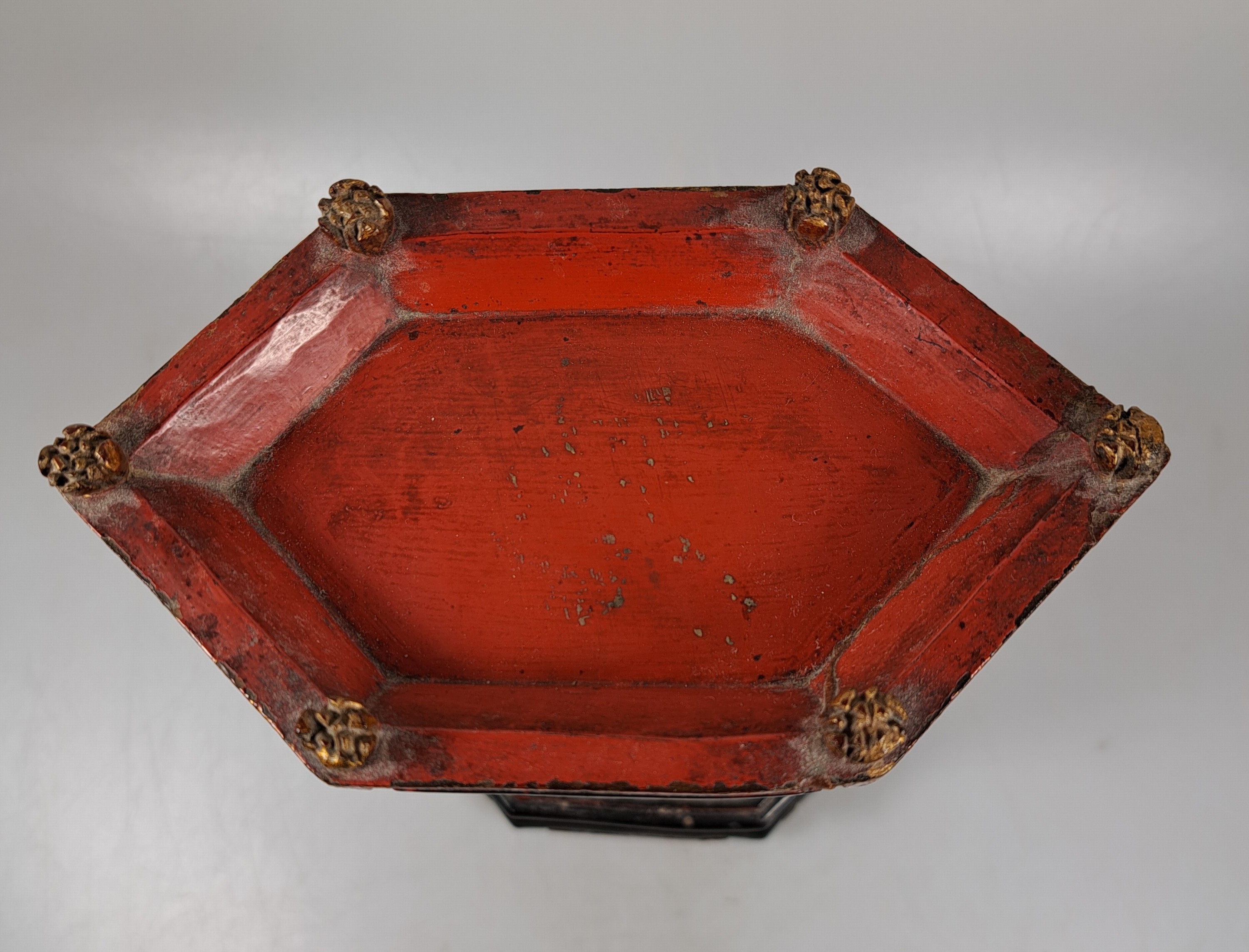 Detail e: Kleiner Lack-Schrein, China, Anfang 20.Jh., Holz, schwarz und rot gelackt, Schnitzereien mit mythologischen Szenen und Figuren, l. best., H. 23 cm