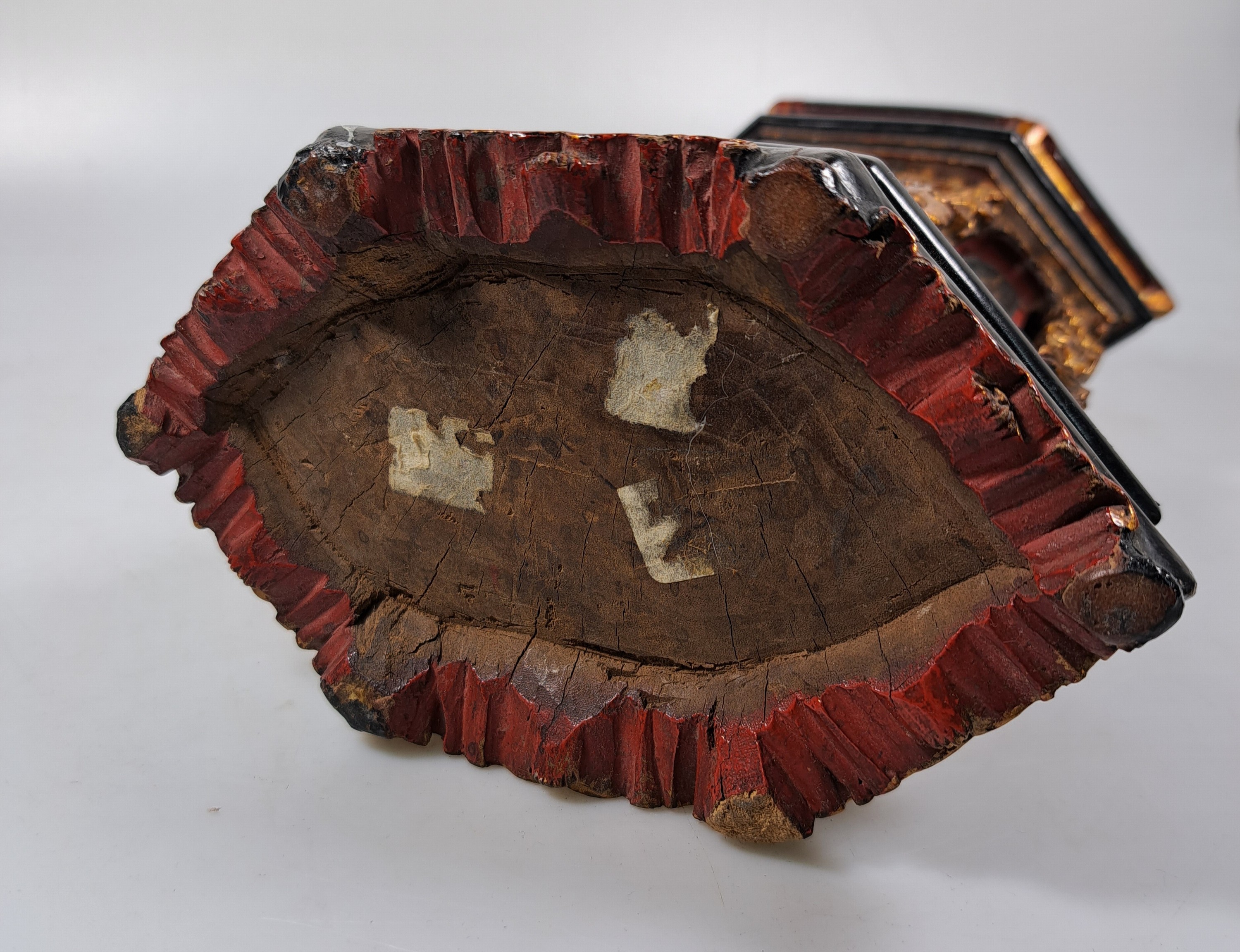Detail f: Kleiner Lack-Schrein, China, Anfang 20.Jh., Holz, schwarz und rot gelackt, Schnitzereien mit mythologischen Szenen und Figuren, l. best., H. 23 cm