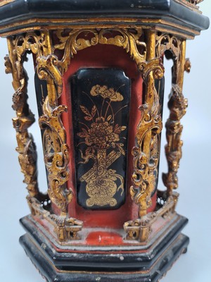 26929628d - Kleiner Lack-Schrein, China, Anfang 20.Jh., Holz, schwarz und rot gelackt, Schnitzereien ...