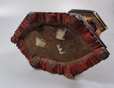 26929628f - Kleiner Lack-Schrein, China, Anfang 20.Jh., Holz, schwarz und rot gelackt, Schnitzereien ...