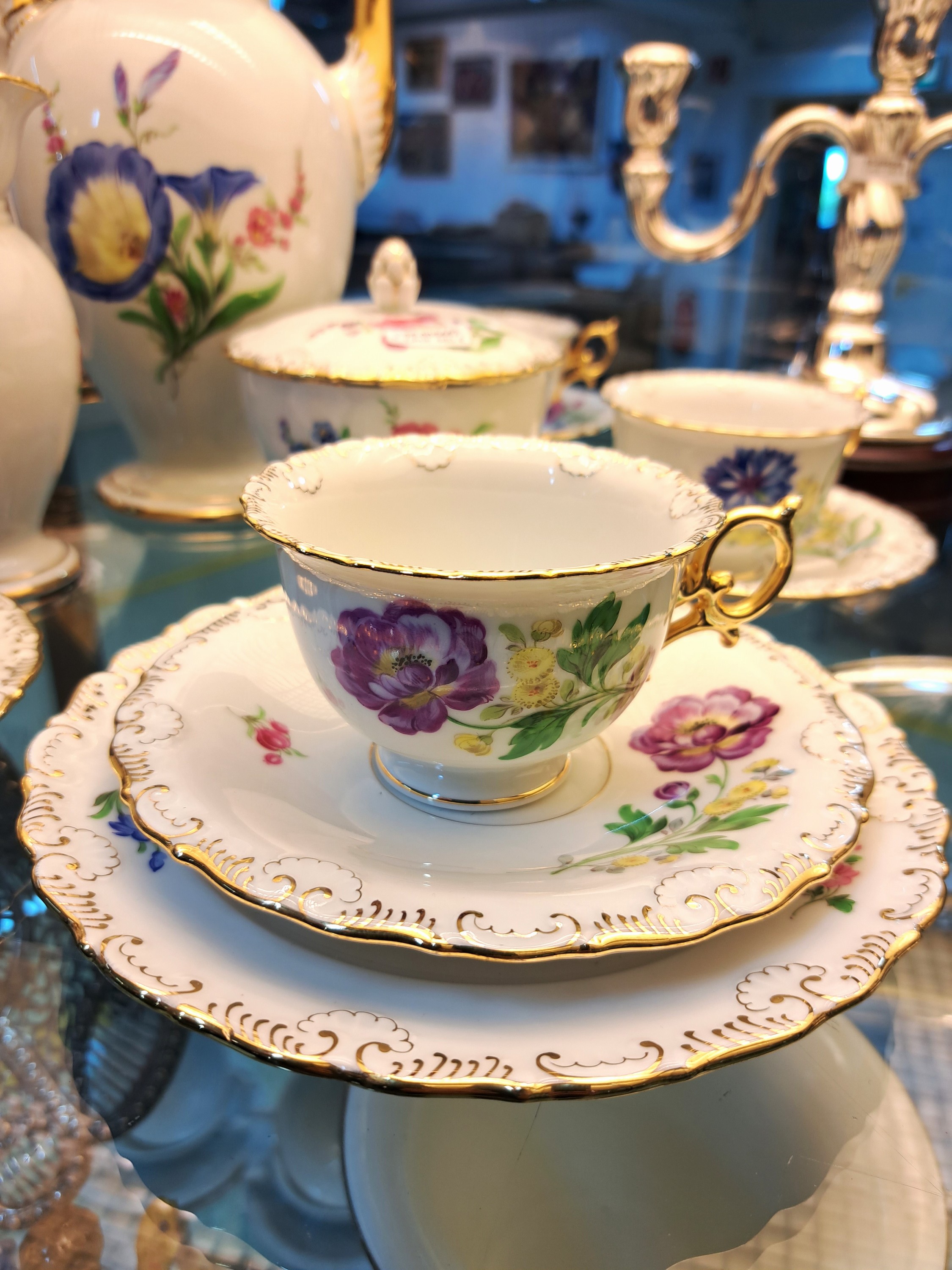 Detail a: Kaffeeservice, Meissen, 20. Jh., meist 30er J., Muscheldekor, Blume II, Goldstaffage, Kaffeekanne, Zuckerdose, Sahnegießer, 6 Gedecke