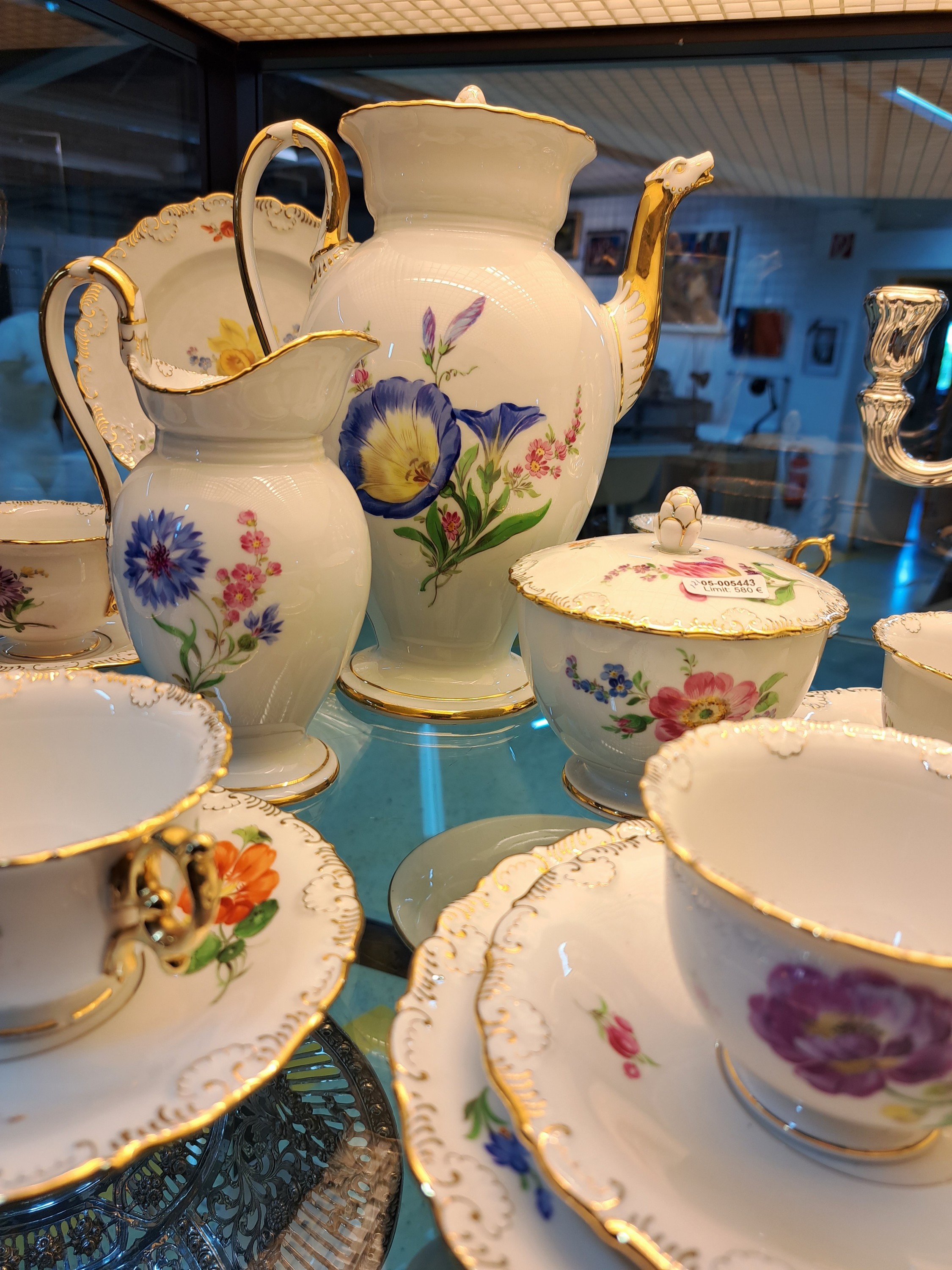 Detail b: Kaffeeservice, Meissen, 20. Jh., meist 30er J., Muscheldekor, Blume II, Goldstaffage, Kaffeekanne, Zuckerdose, Sahnegießer, 6 Gedecke