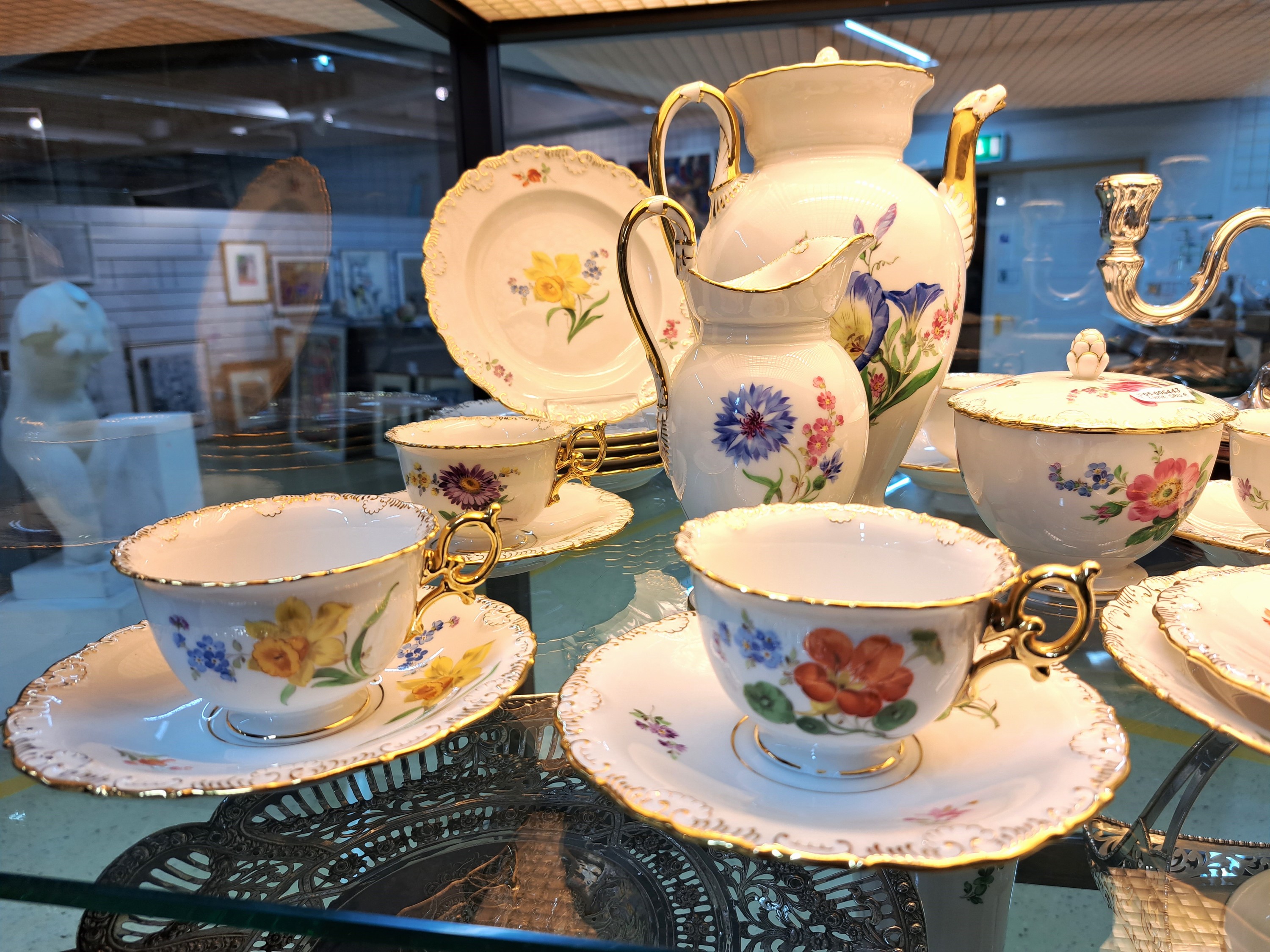 Detail c: Kaffeeservice, Meissen, 20. Jh., meist 30er J., Muscheldekor, Blume II, Goldstaffage, Kaffeekanne, Zuckerdose, Sahnegießer, 6 Gedecke
