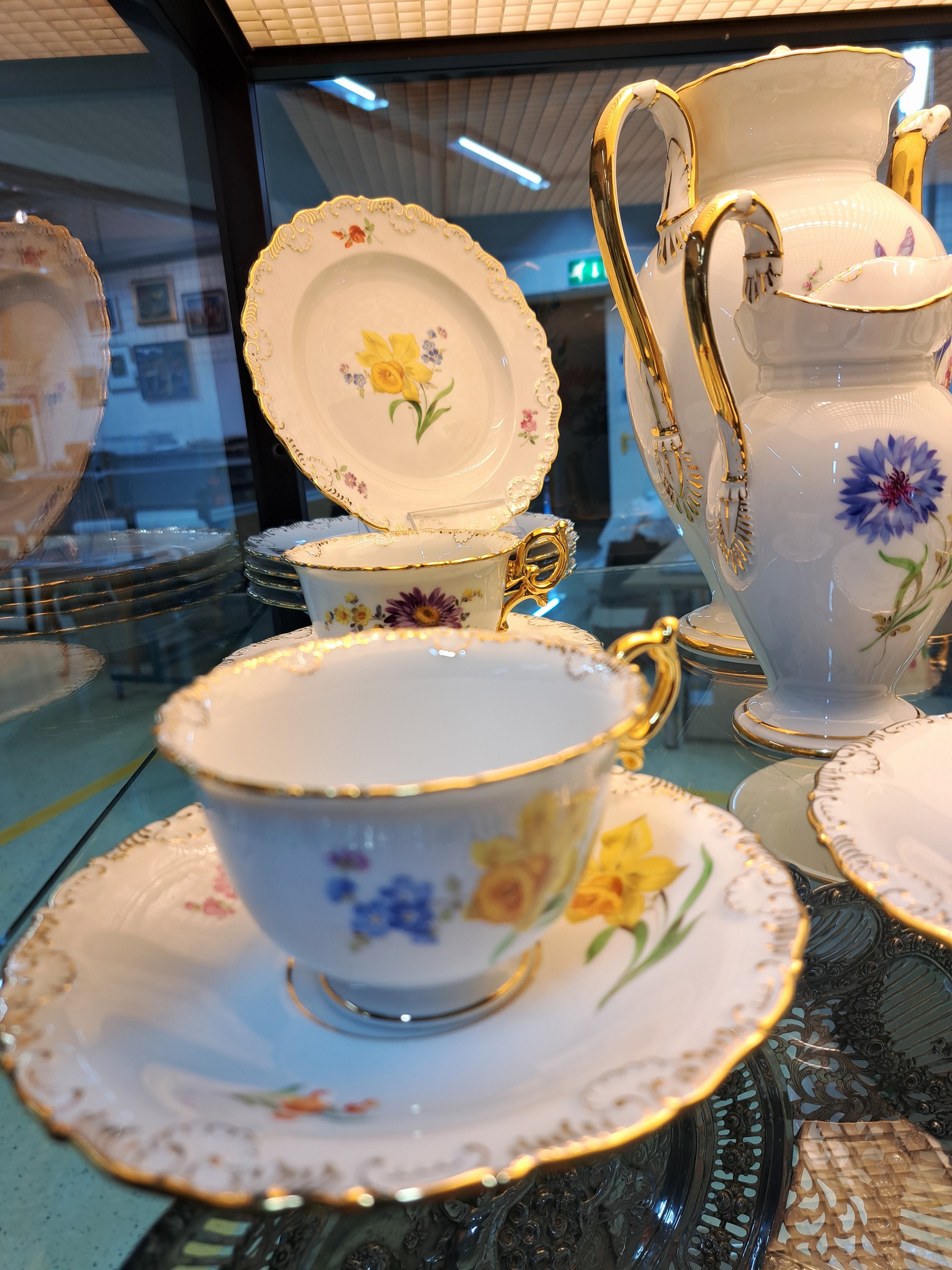 Detail d: Kaffeeservice, Meissen, 20. Jh., meist 30er J., Muscheldekor, Blume II, Goldstaffage, Kaffeekanne, Zuckerdose, Sahnegießer, 6 Gedecke