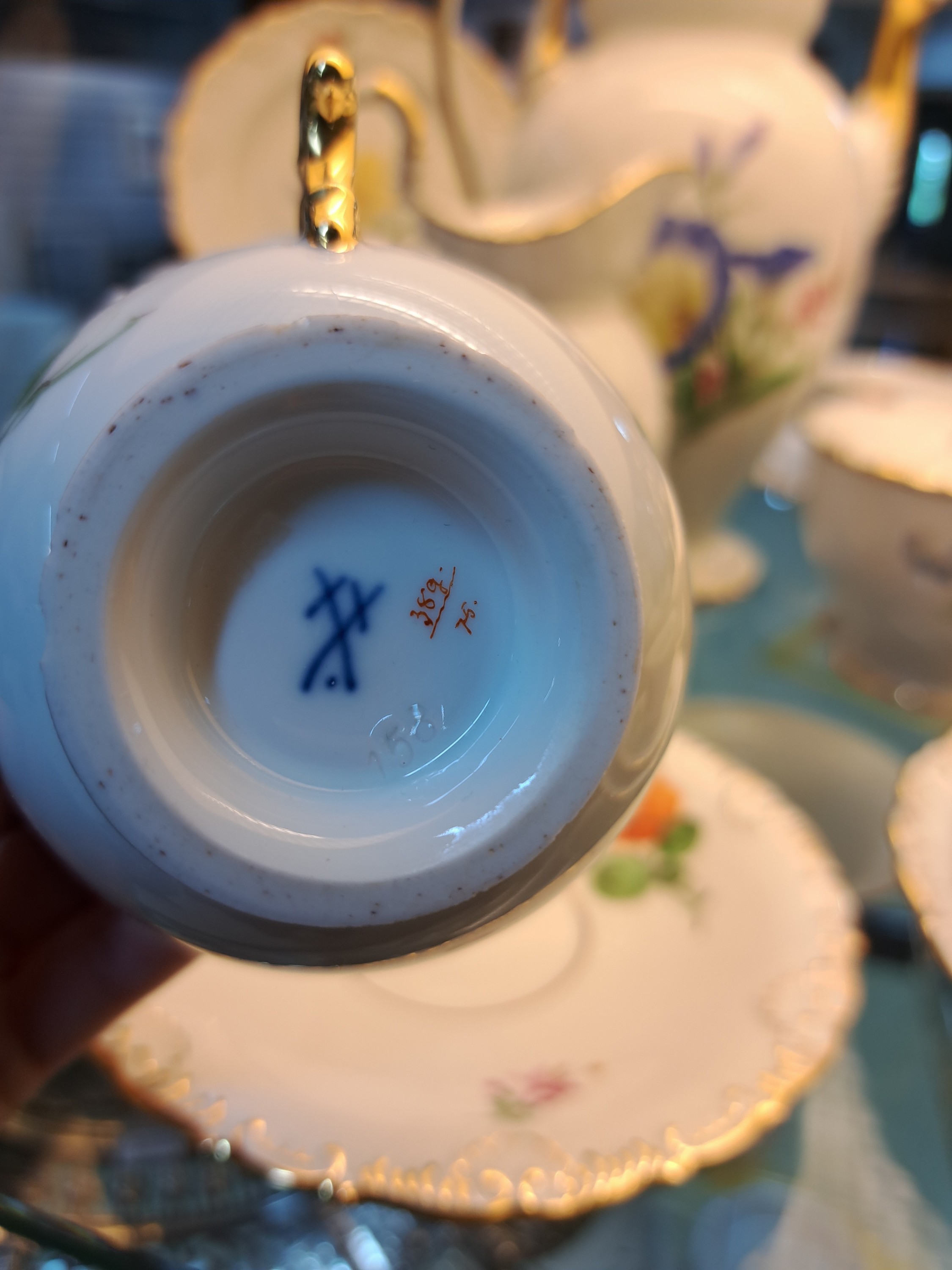 Detail e: Kaffeeservice, Meissen, 20. Jh., meist 30er J., Muscheldekor, Blume II, Goldstaffage, Kaffeekanne, Zuckerdose, Sahnegießer, 6 Gedecke