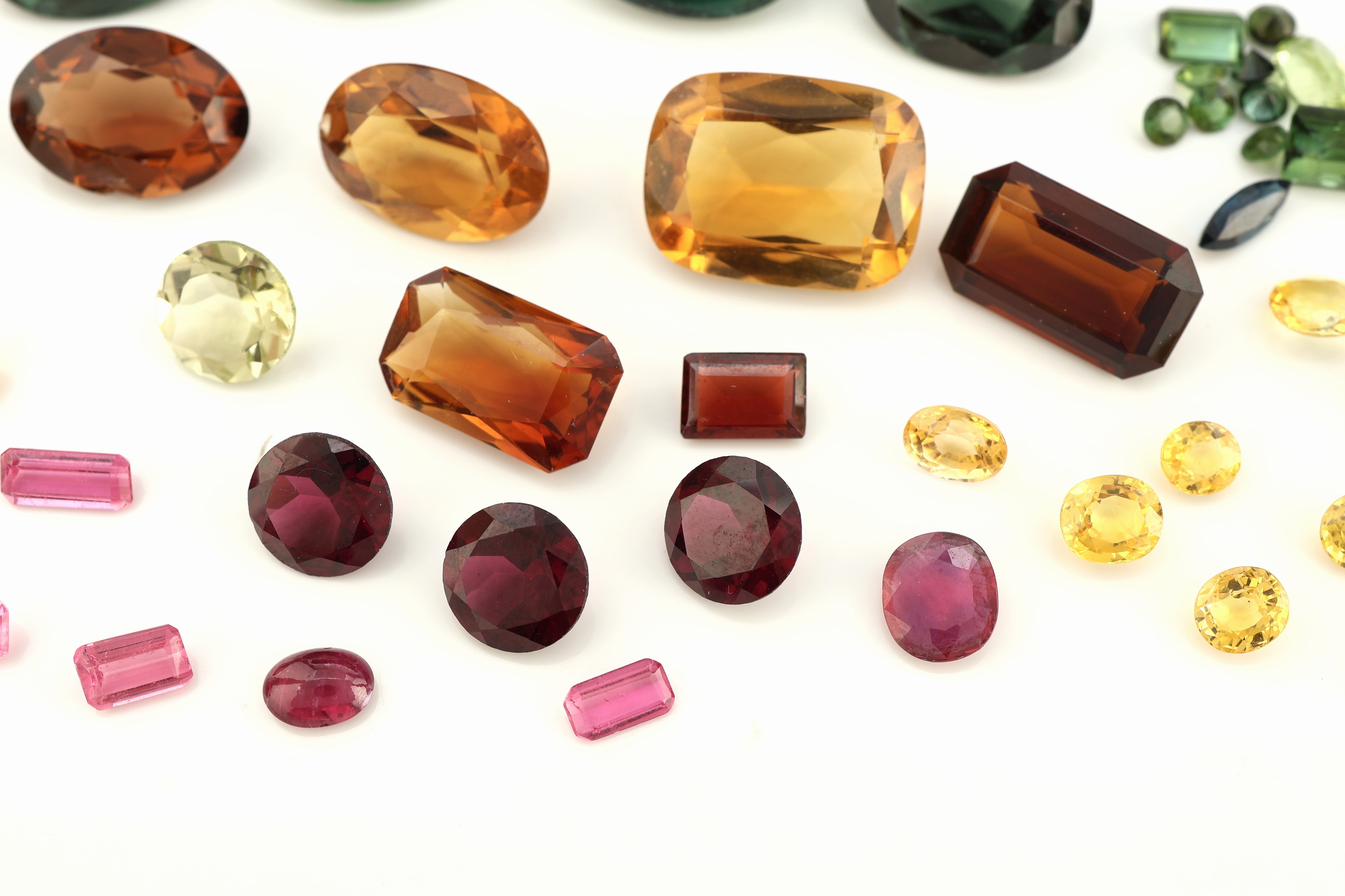 Detail a: Konvolut Farbsteine, best. aus: 20 facett. Citrine in versch. Schliffformen und Farbnuancen zus. ca. 47.38 ct, 49 Turmaline inversch. Schliffformen ...