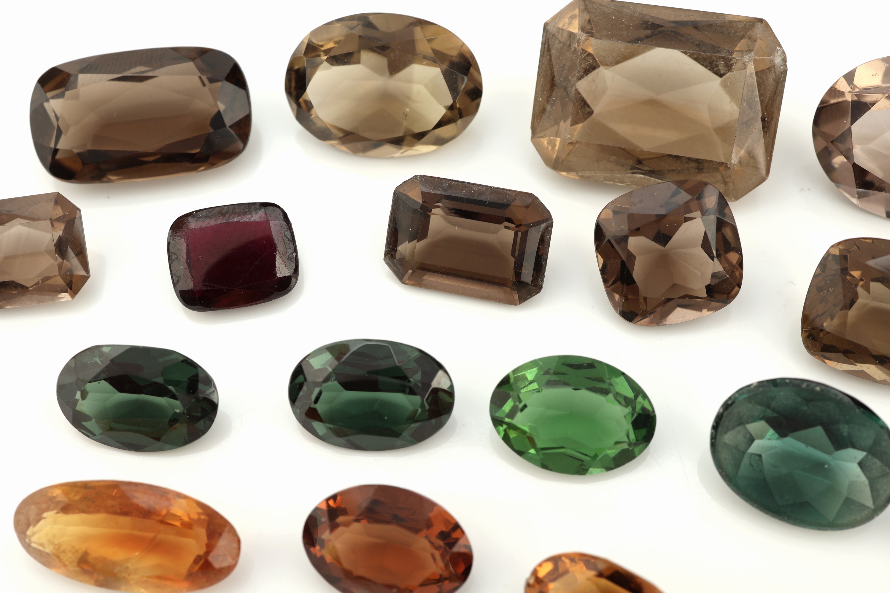 Detail b: Konvolut Farbsteine, best. aus: 20 facett. Citrine in versch. Schliffformen und Farbnuancen zus. ca. 47.38 ct, 49 Turmaline inversch. Schliffformen ...