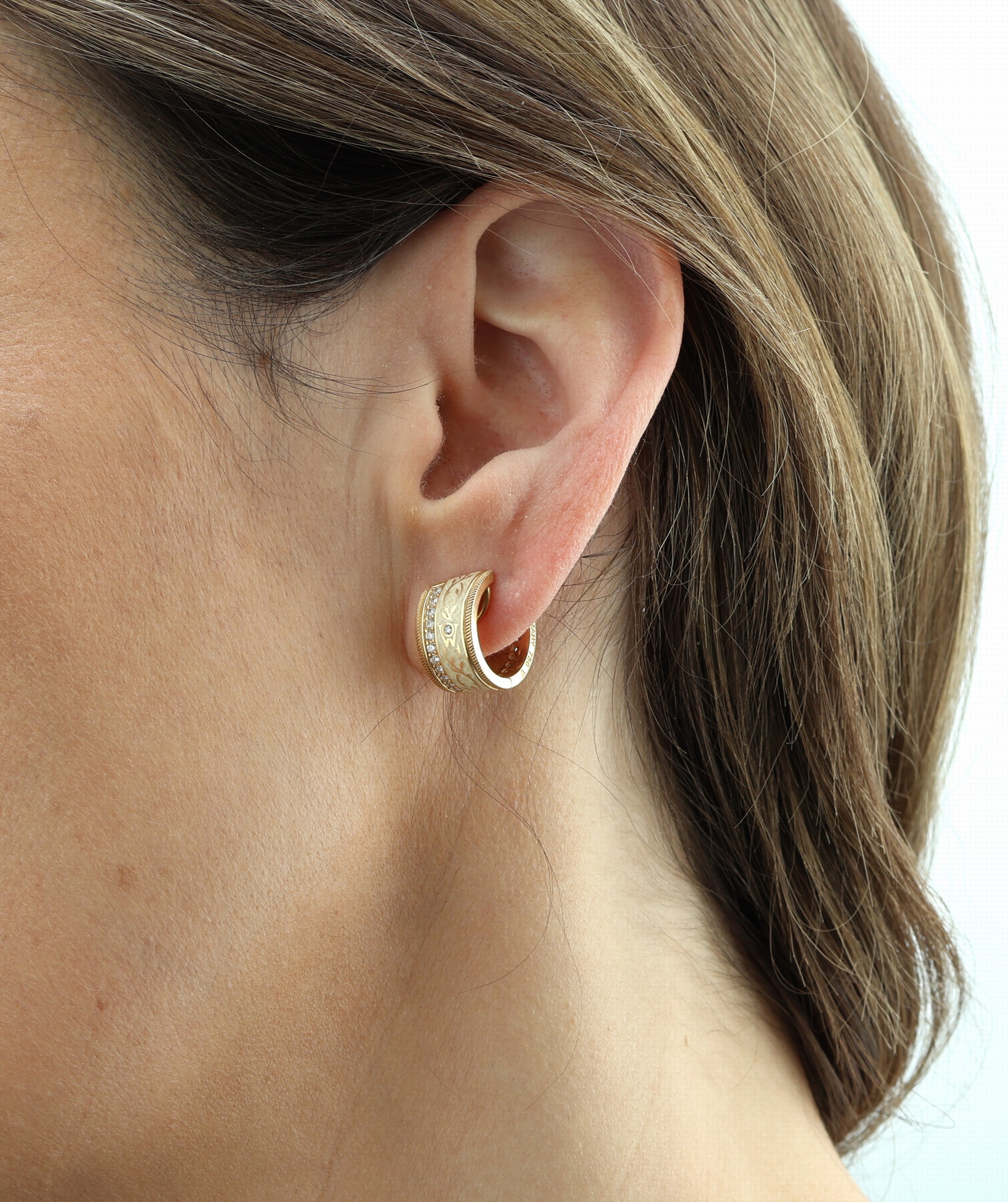 Detail d: Paar 18 kt Gold WELLENDORFF Brillant- Ohrcreolen mit Email, GG 750/000, "Schokotwist", schokobraun und cremefarb. emaill., 48 Brillanten ...