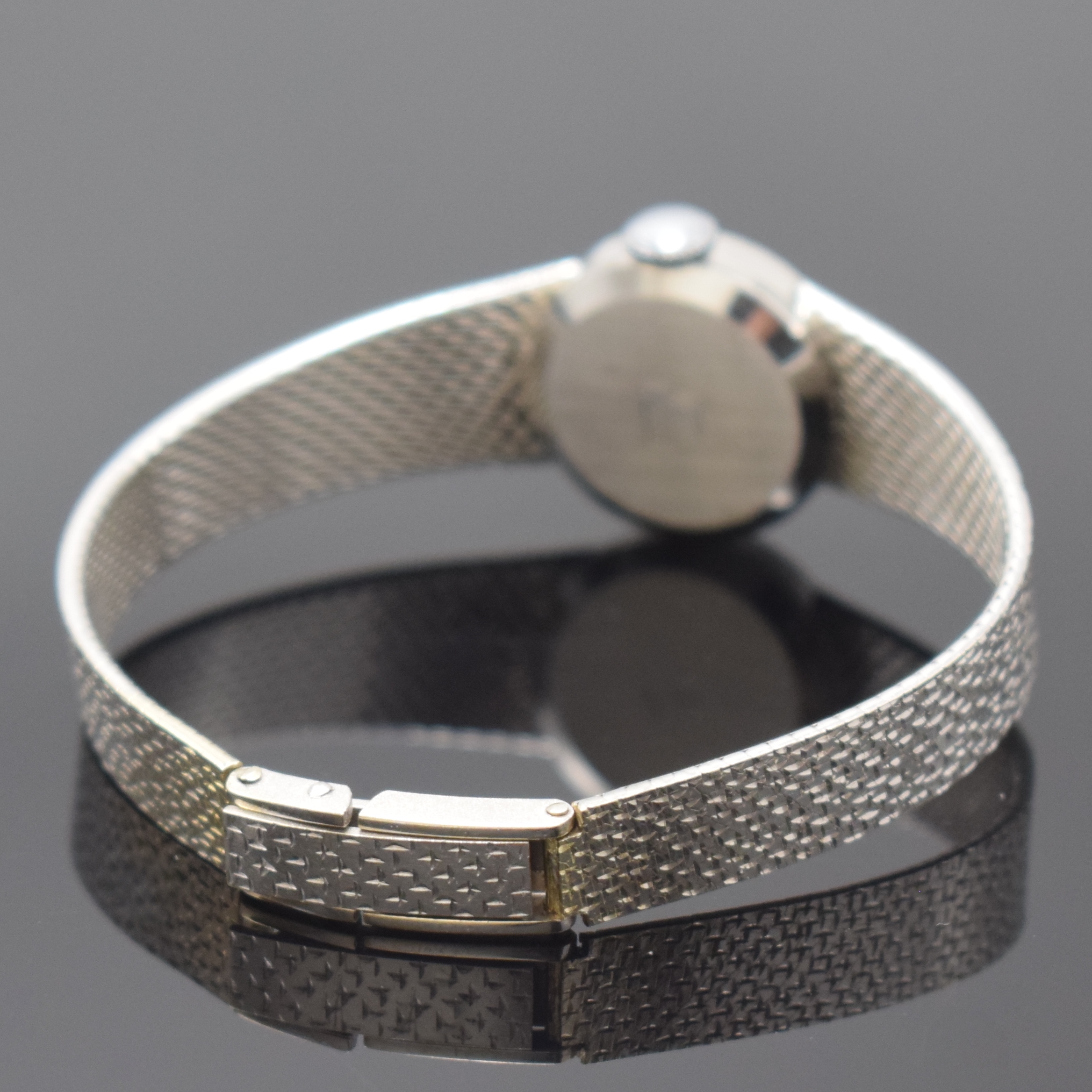 Detail b: Damenarmbanduhr in WG 585/000, Schweiz um 1965, Handaufzug, Goldband, Boden aufgedr., silb. Zifferbl. bez. Saphira, aufges. Std.- Ind., Kal. INT ...