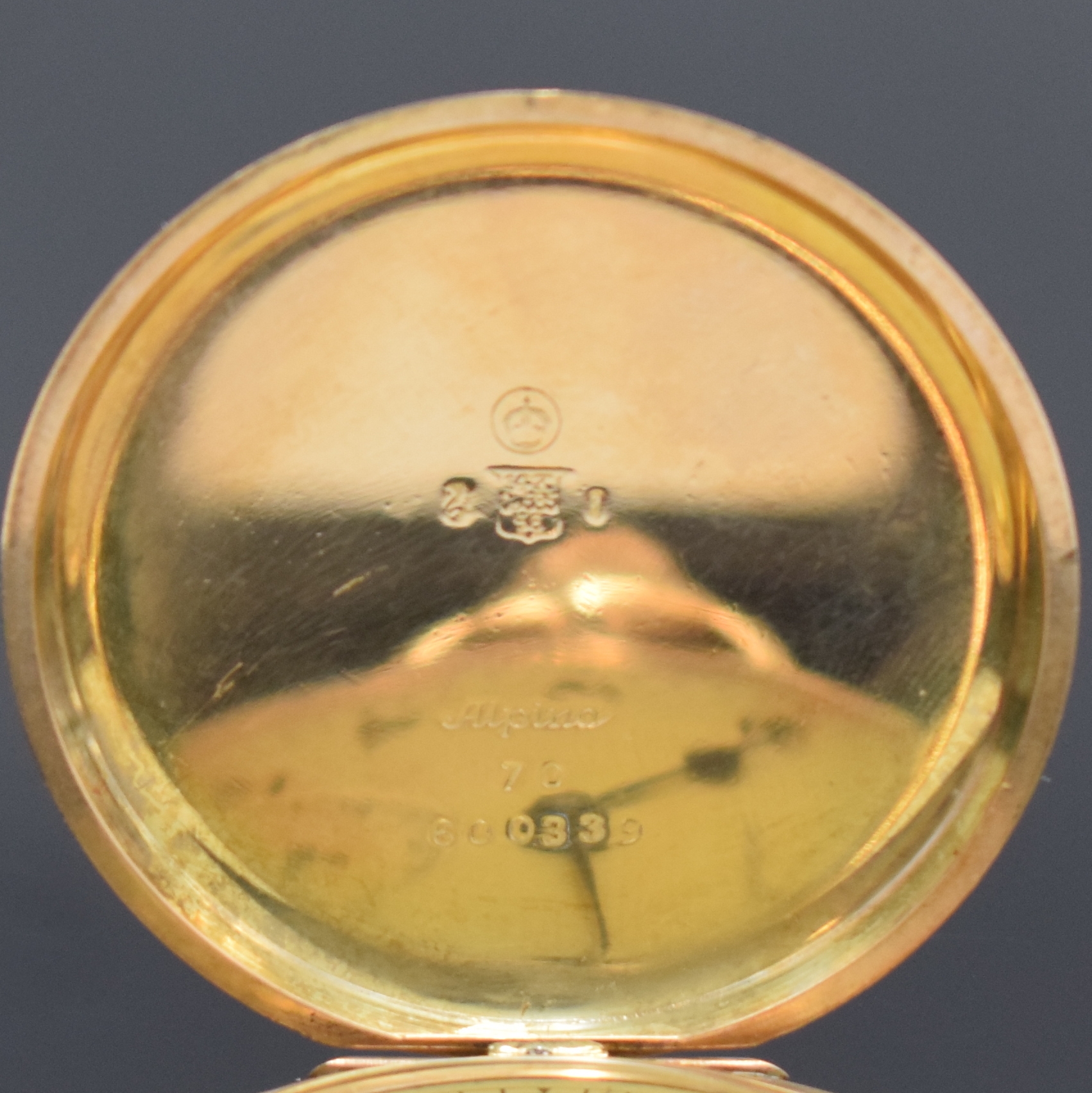 Detail a: ALPINA Savonette in RoseG 585/000, Schweiz um 1915, glattes 3-Deckel Goldgeh. l. dell., champagnerfarb. Zifferbl. m. arab. Zahlen, gebl. Zeiger, kl. ...