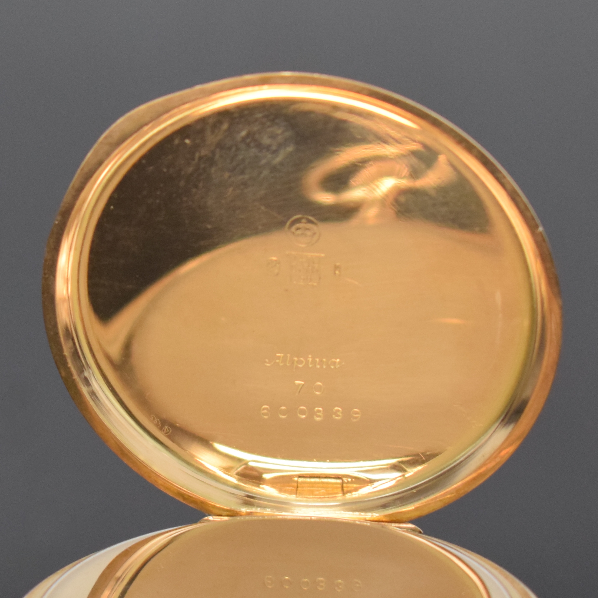 Detail b: ALPINA Savonette in RoseG 585/000, Schweiz um 1915, glattes 3-Deckel Goldgeh. l. dell., champagnerfarb. Zifferbl. m. arab. Zahlen, gebl. Zeiger, kl. ...