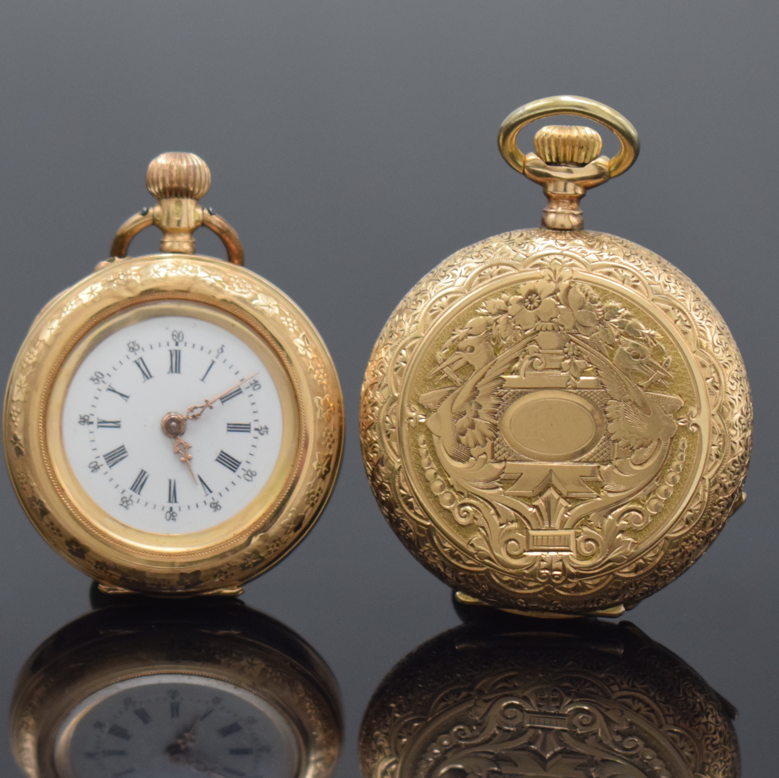 2 Damentaschenuhren in GG 585/000, Schweiz um 1900-1910, 1x Savonette, grav. Gehäuse teils dell., beide Metallcuvette, Emailzifferblätter m. röm. ...