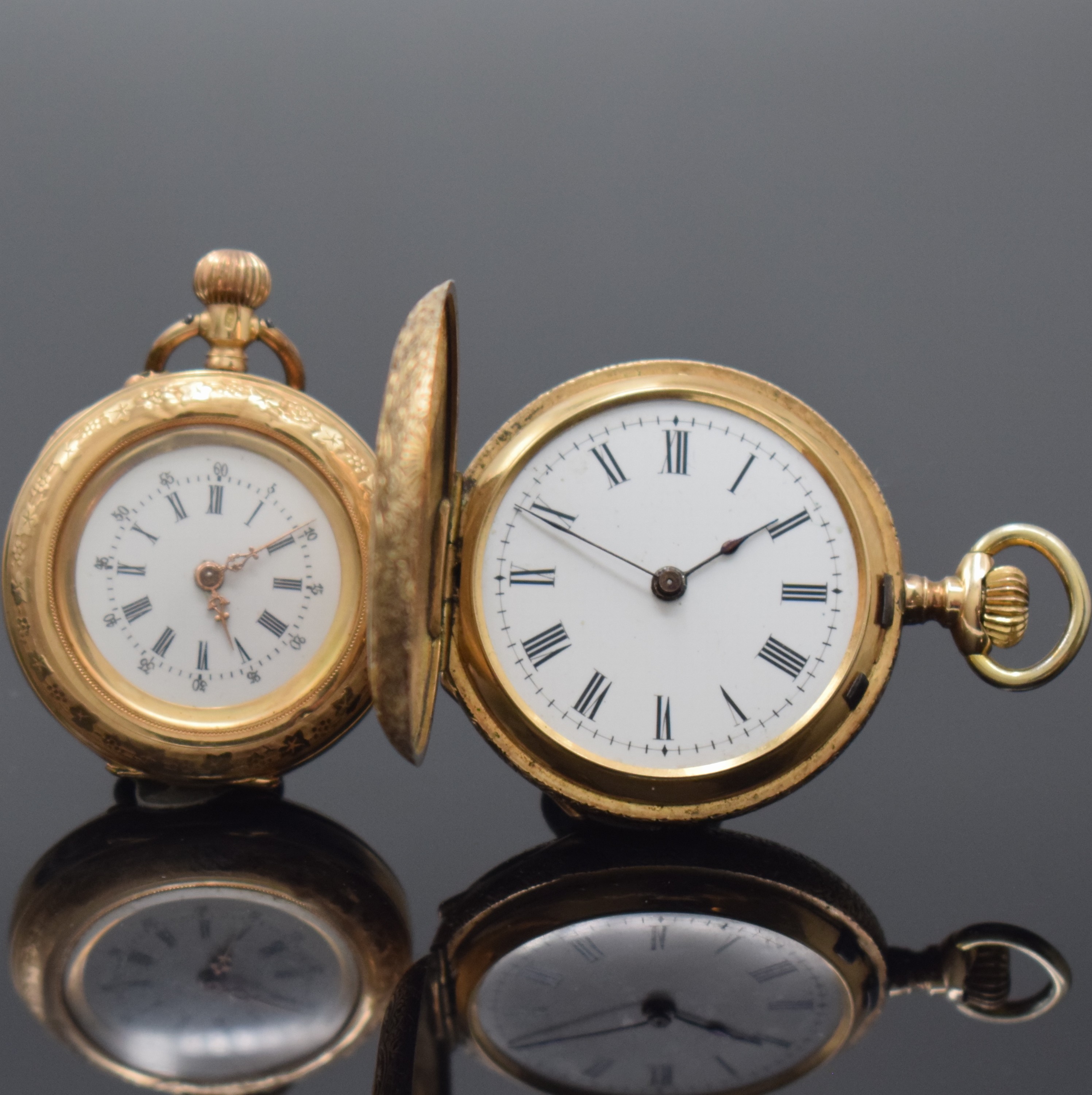 Detail a: 2 Damentaschenuhren in GG 585/000, Schweiz um 1900-1910, 1x Savonette, grav. Gehäuse teils dell., beide Metallcuvette, Emailzifferblätter m. röm. ...
