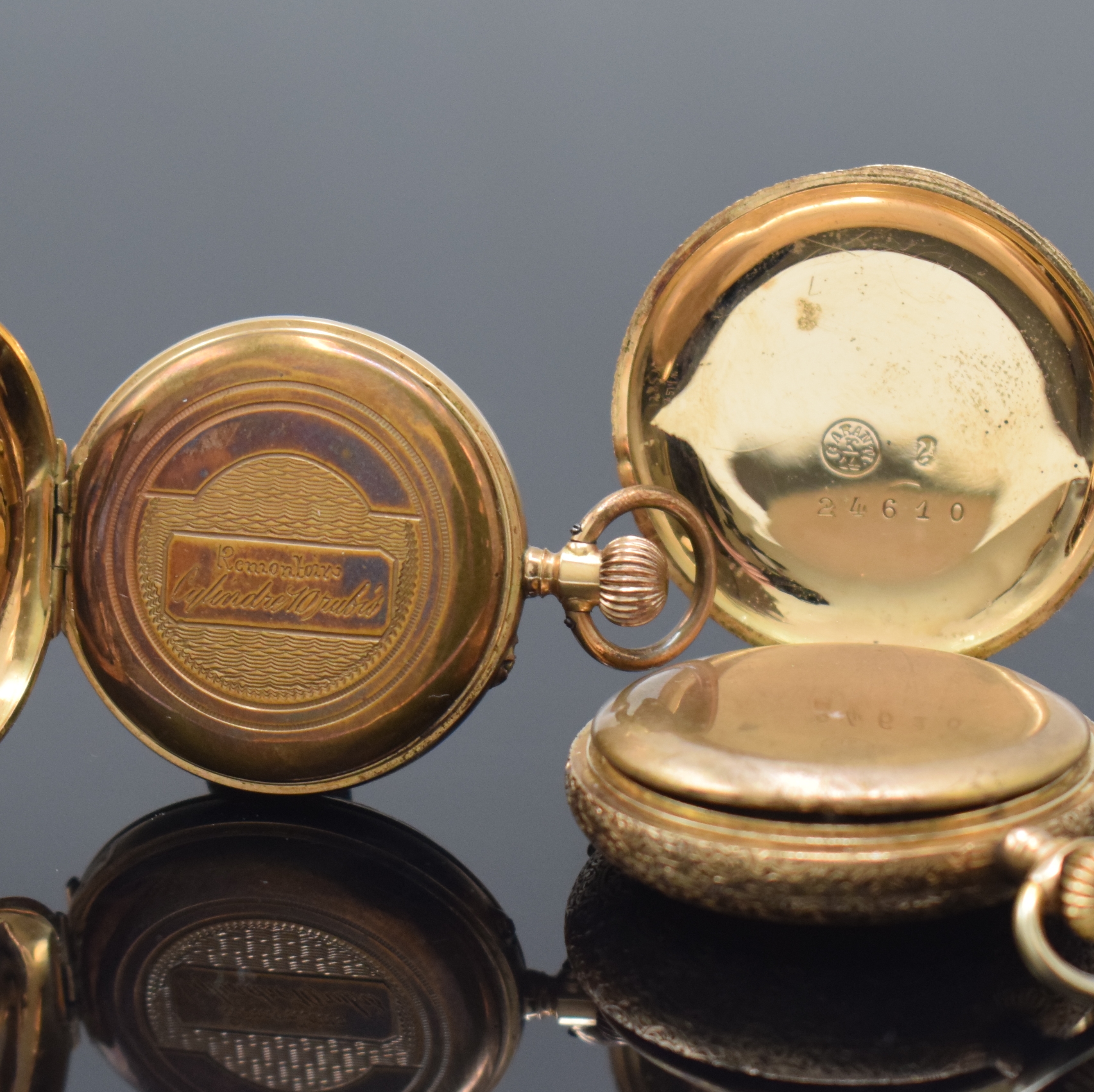 Detail b: 2 Damentaschenuhren in GG 585/000, Schweiz um 1900-1910, 1x Savonette, grav. Gehäuse teils dell., beide Metallcuvette, Emailzifferblätter m. röm. ...